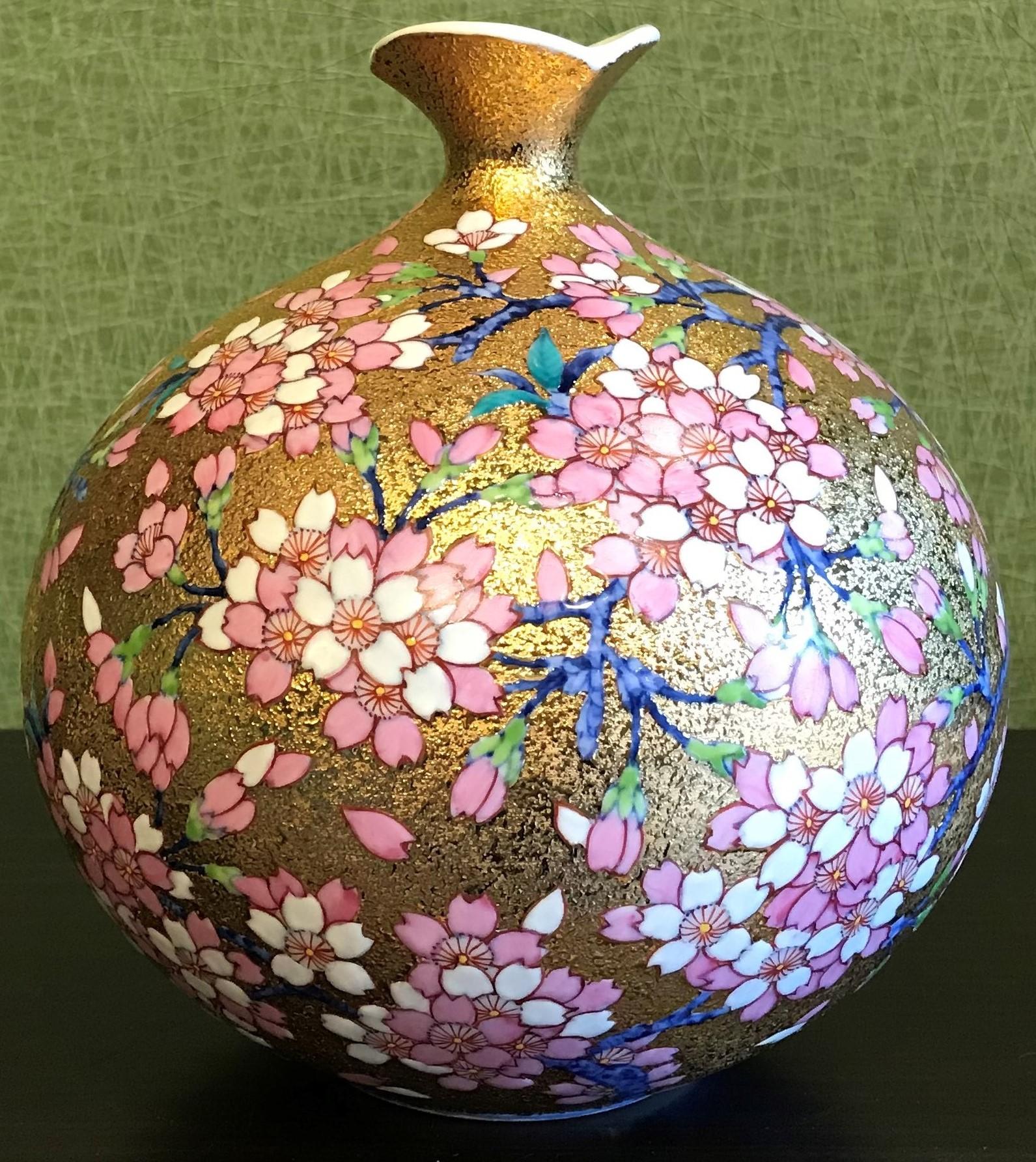 Japanese Gold Pink Blue Porcelain Vase by Contemporary Master Artist In New Condition In Takarazuka, JP