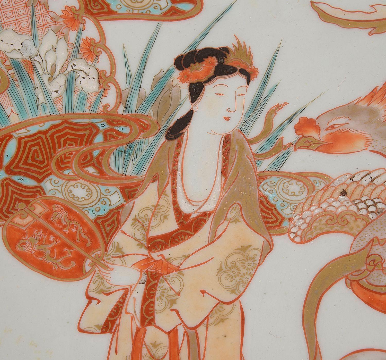 Charmant chargeur en porcelaine japonaise Imari de la fin du XIXe siècle, représentant des Geisha portées par des dragons et des oiseaux mythiques exotiques parmi des roseaux et des fleurs.


Lot 76 N/H