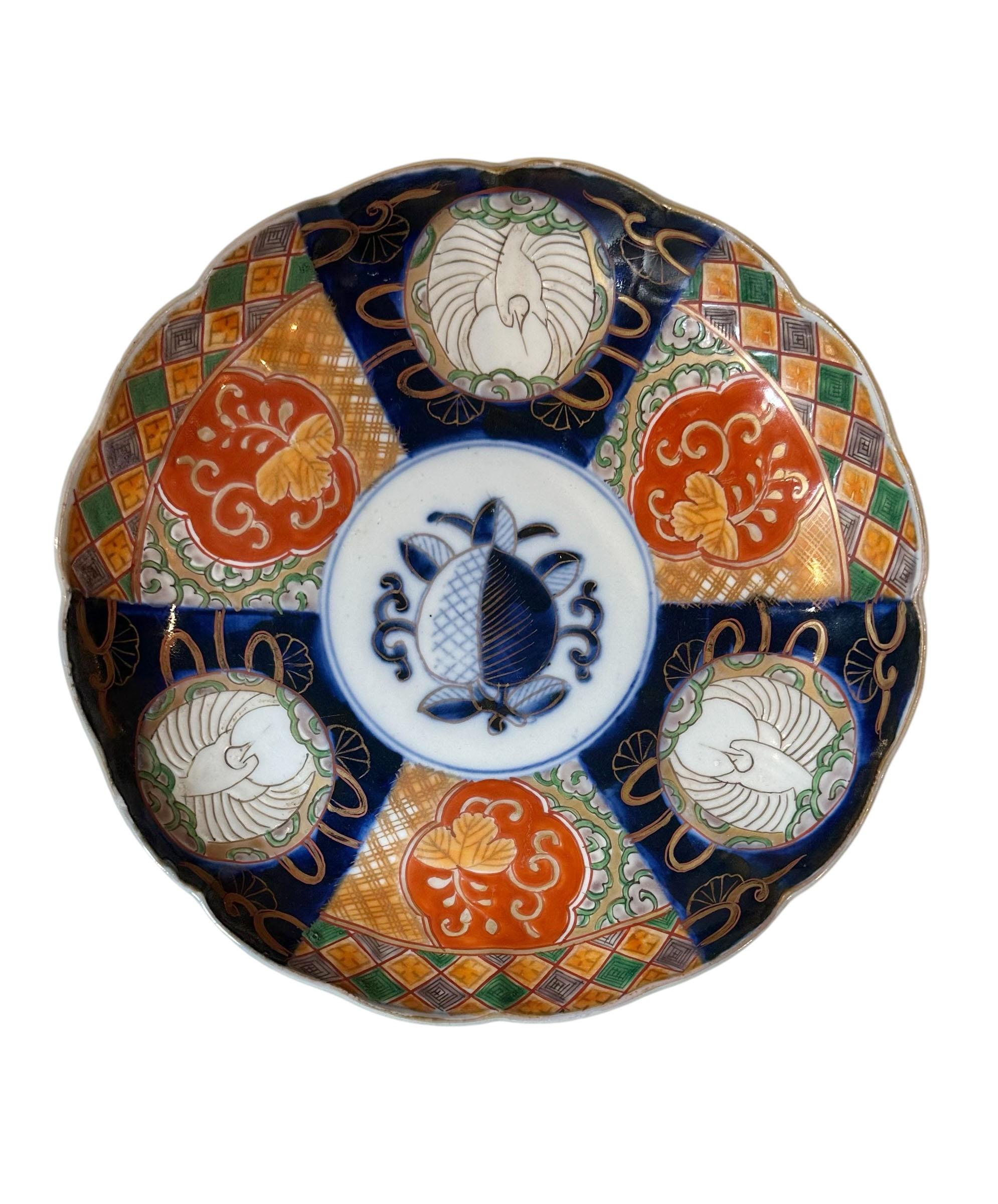 A Japanese Imari plate beautiful colors and beautiful quality in very good condition, with a scalloped edge. Signed on the back. Circa 1900s. 
