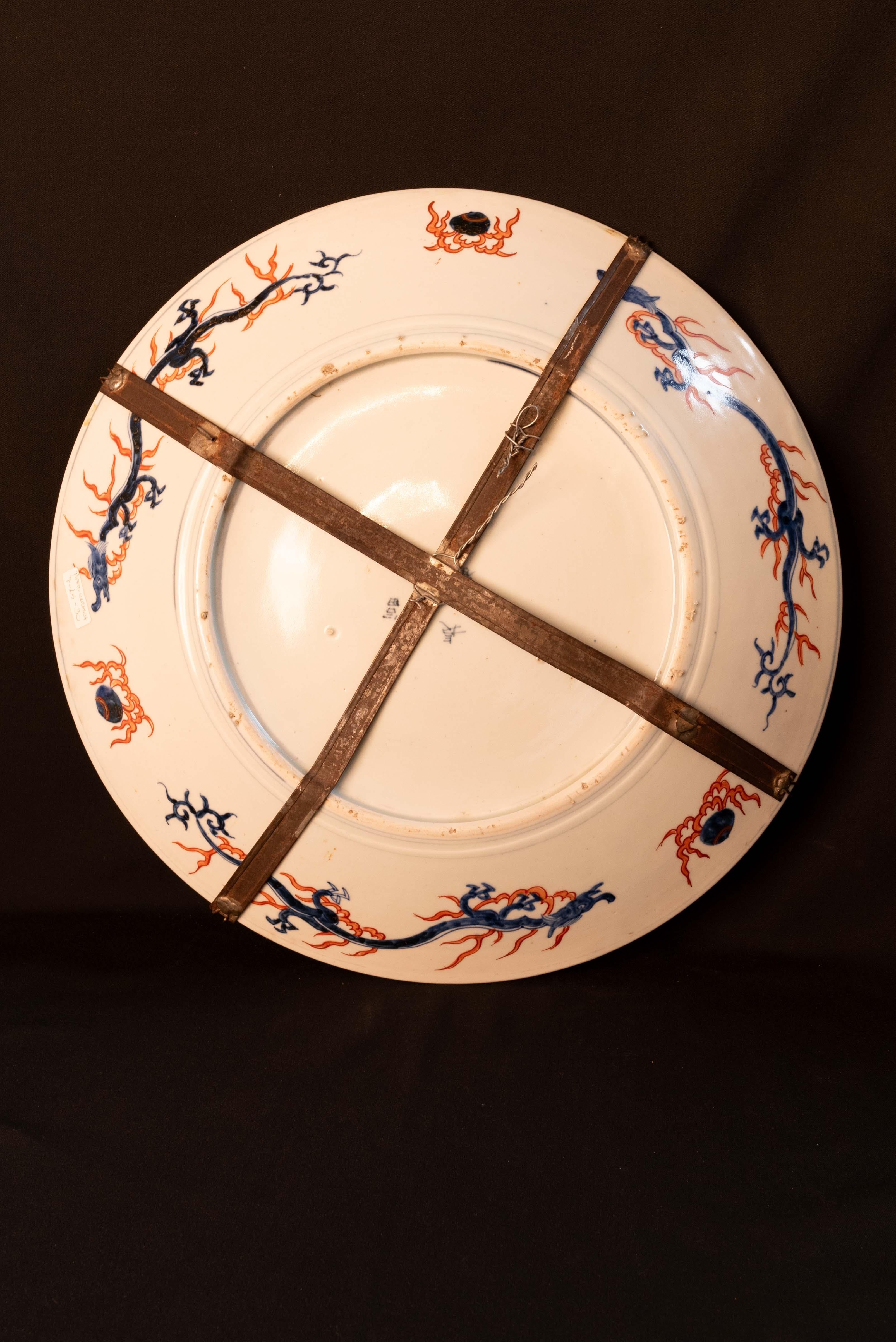 This Japanese Imari plate from Arita dates from the Meiji period (1868-1912)
It was made by Mark Fuki Shoshun (signed on back)
