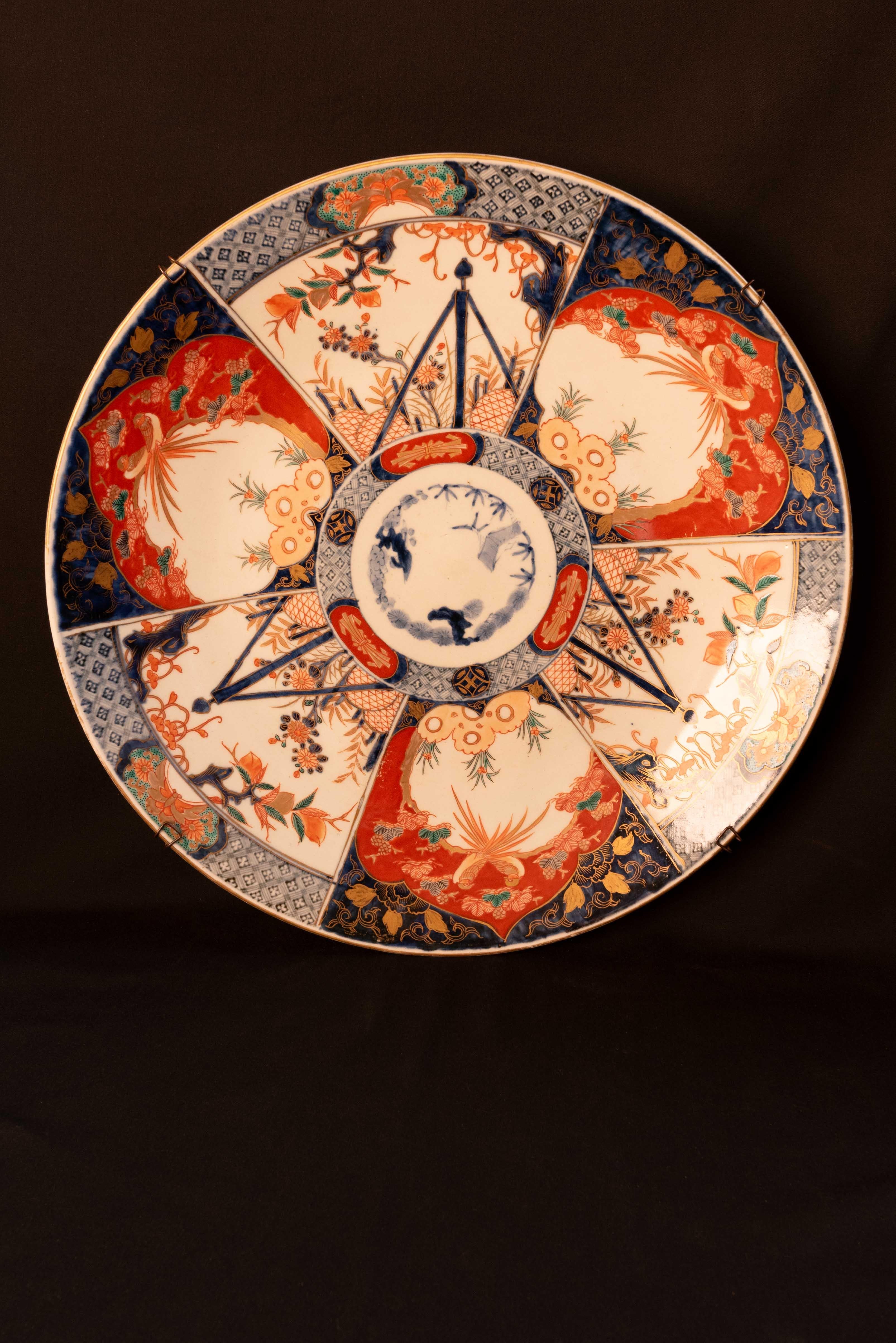 Hand-Painted Japanese Imari plate from Arita (1868-1912) by MARK FUKI SHOSHUN (JP) For Sale