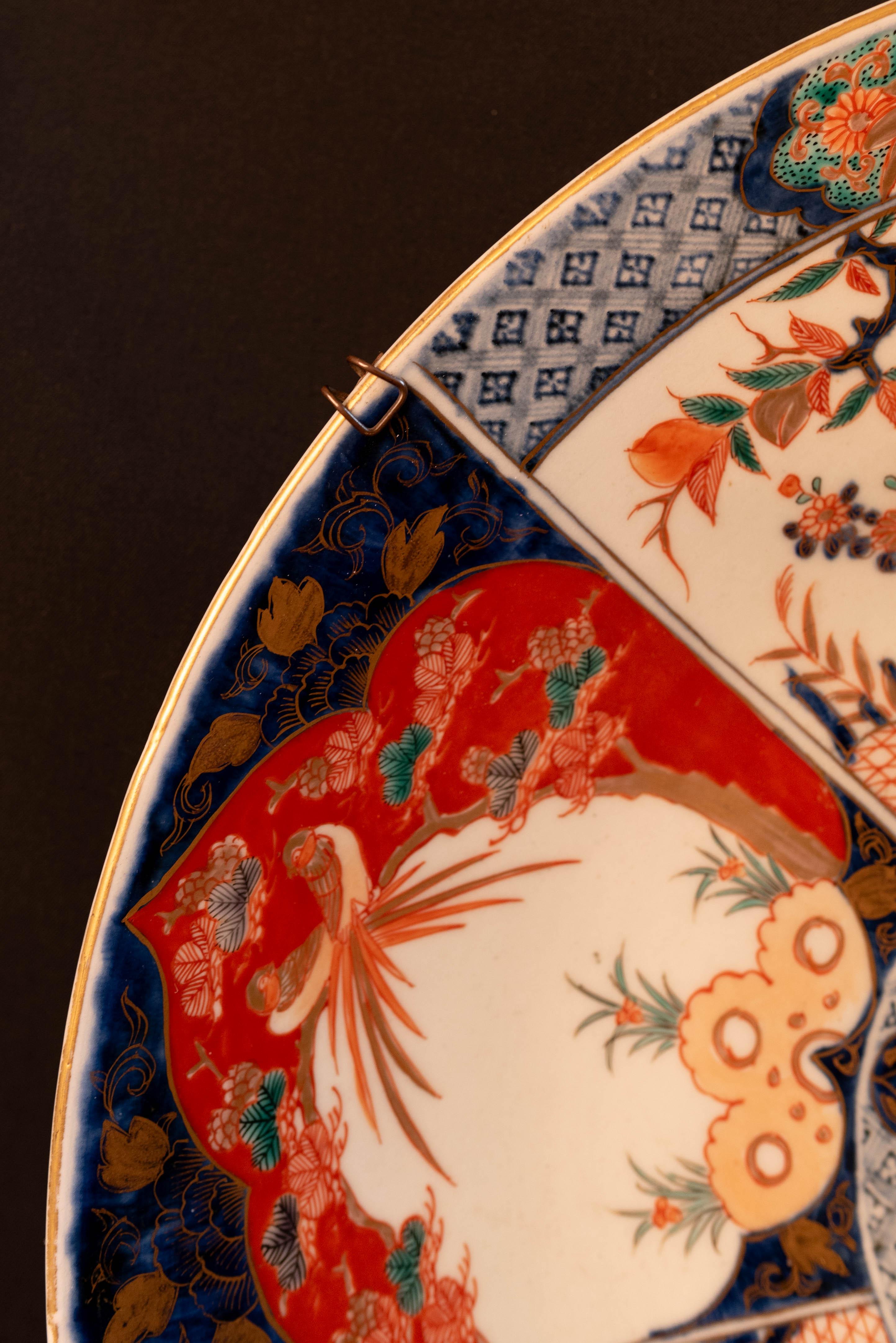Japanese Imari plate from Arita (1868-1912) by MARK FUKI SHOSHUN (JP) In Good Condition For Sale In Oostende, BE