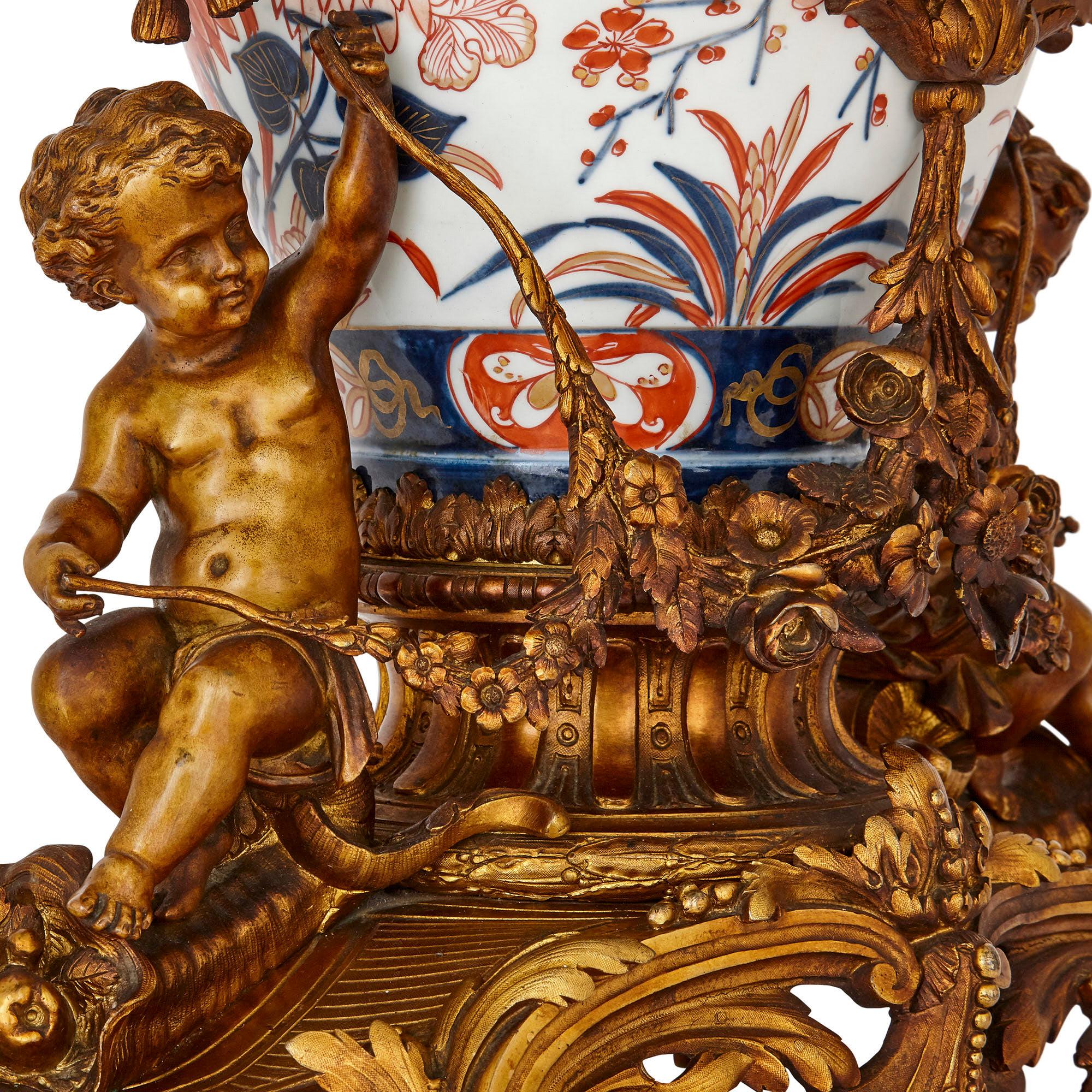 Japanese Imari Porcelain and Gilt Bronze Clock Set In Good Condition For Sale In London, GB