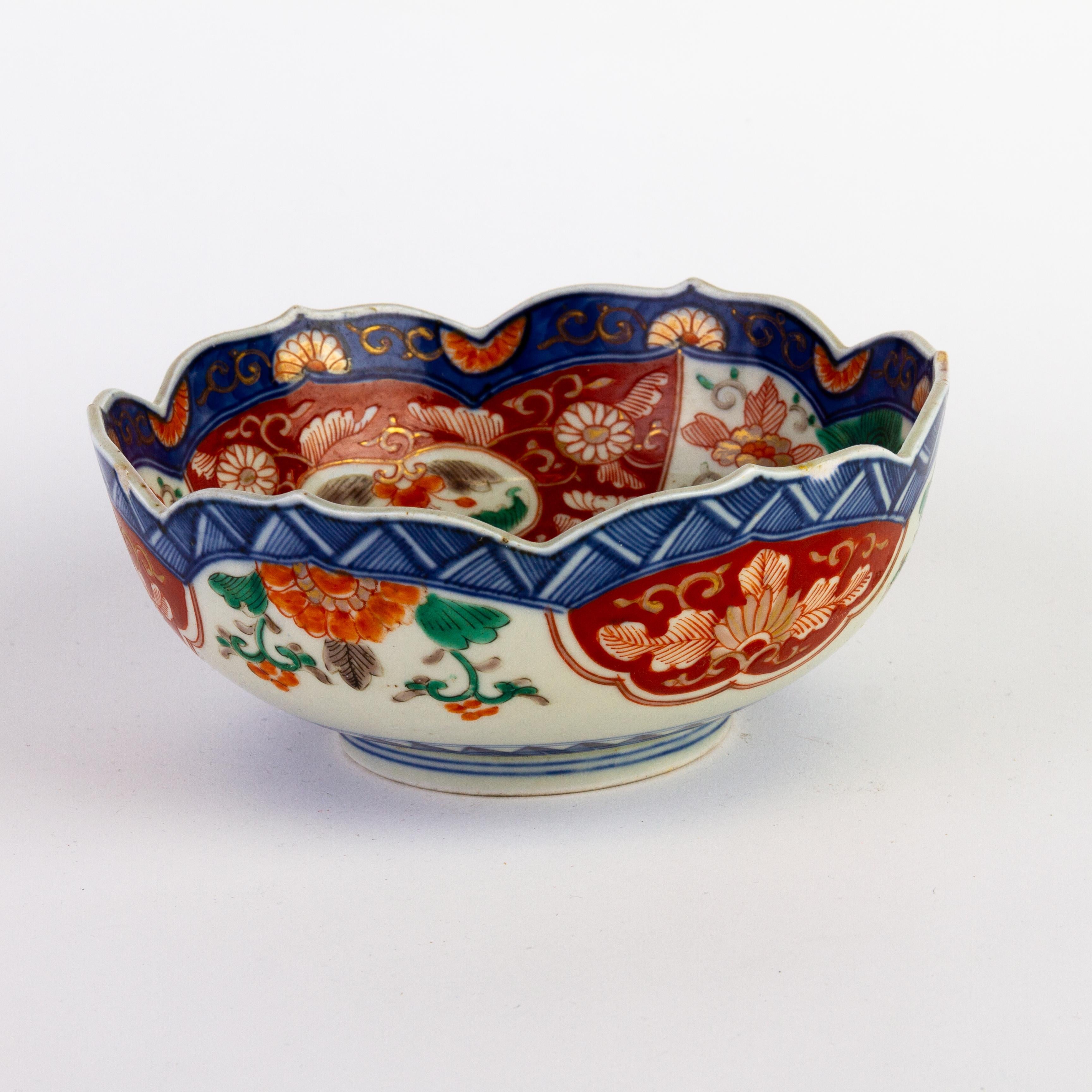 Japanese Imari Porcelain Bowl 19th Century Meiji In Good Condition In Nottingham, GB