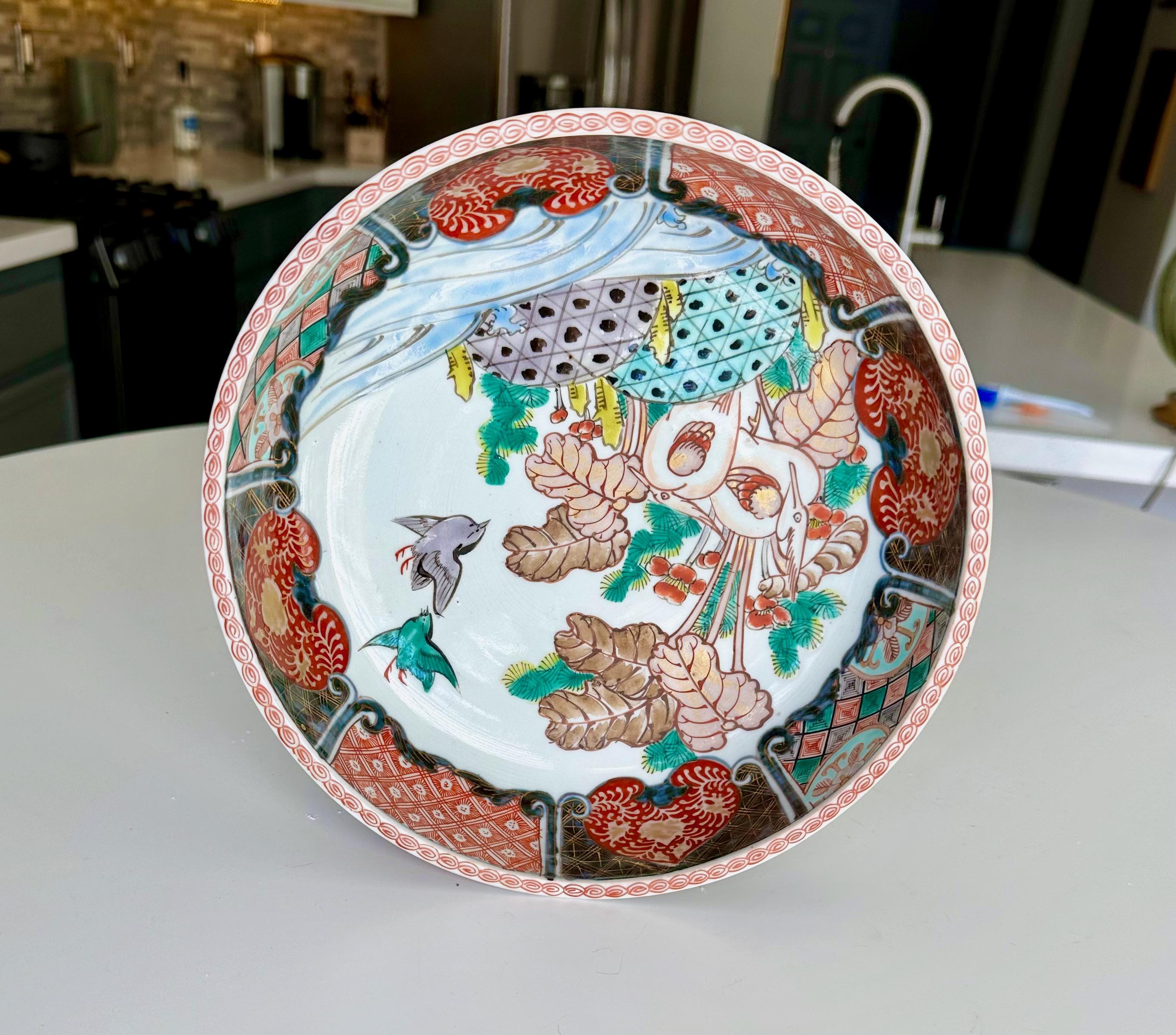 Handbemalte japanische Imari-Porzellanschale mit Vögeln, Blättern und Blumenmotiven.