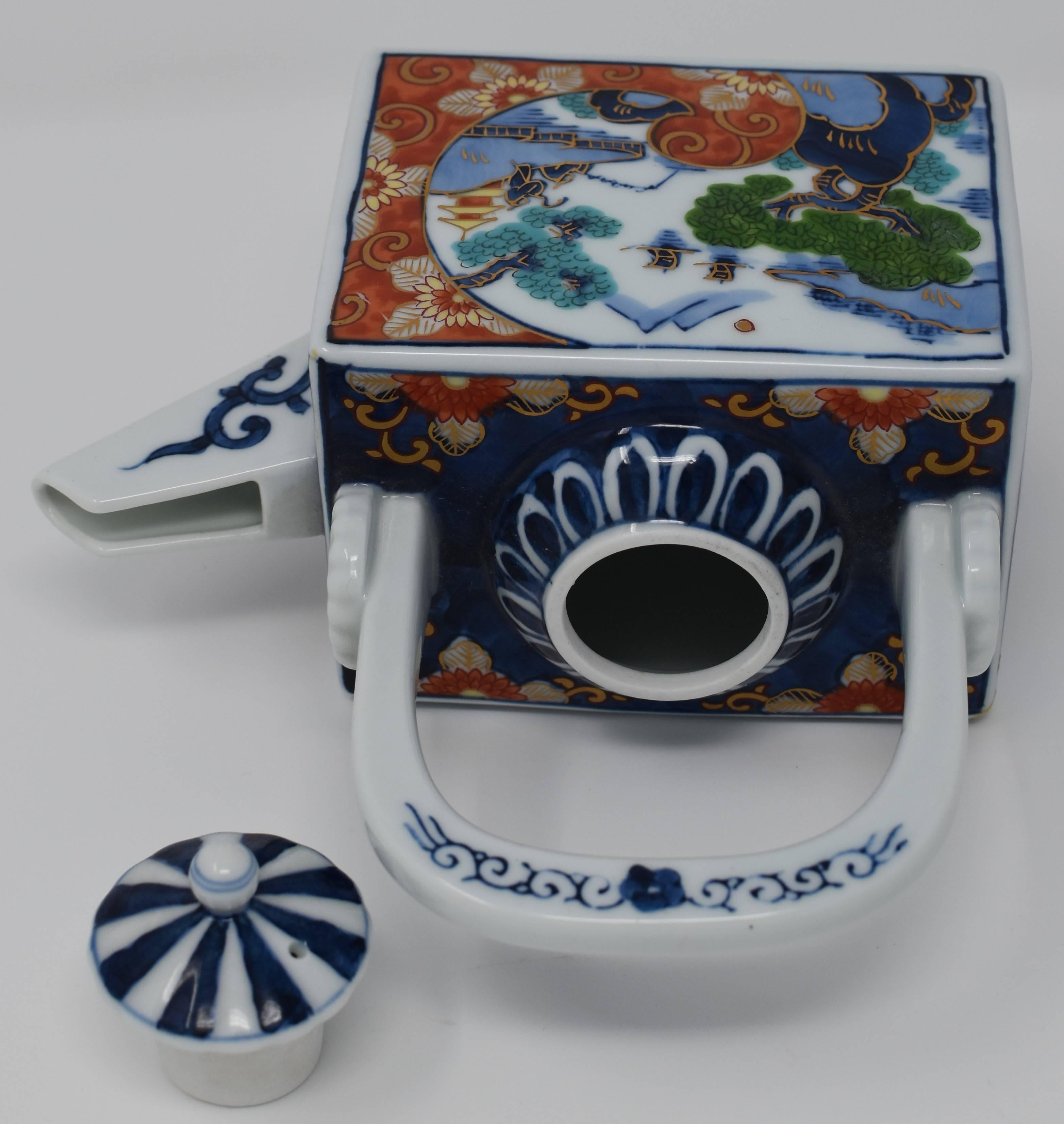 Japanisches zeitgenössisches japanisches Sake-Servier-/Tee-Set aus rotem, blauem und grünem Porzellan (Polychromiert) im Angebot