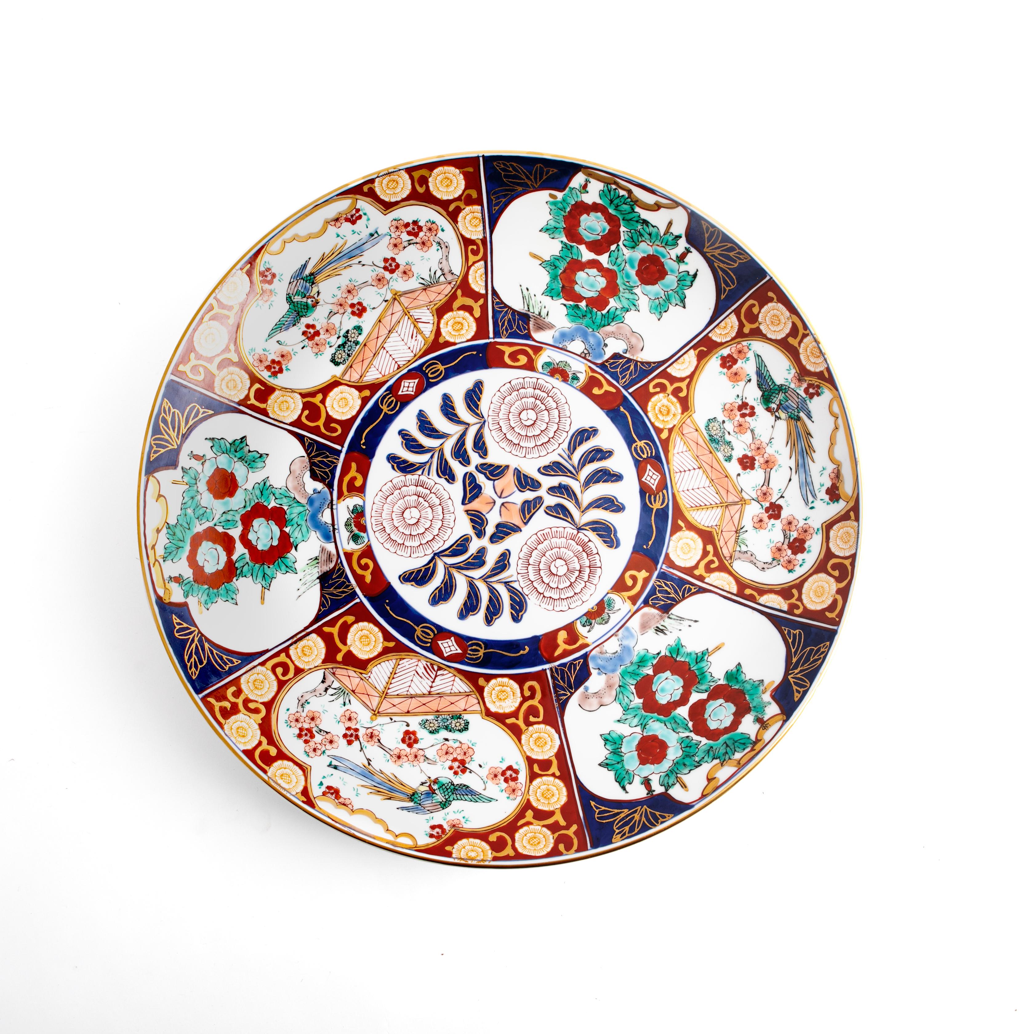A large Japanese porcelain imari charger dating from the Meiji era.
Hand painted design in polychrome colors, six alternating panels surrounding the central floral medallion. Reverse with blue decorations. Marked.
In excellent condition.
Japan,