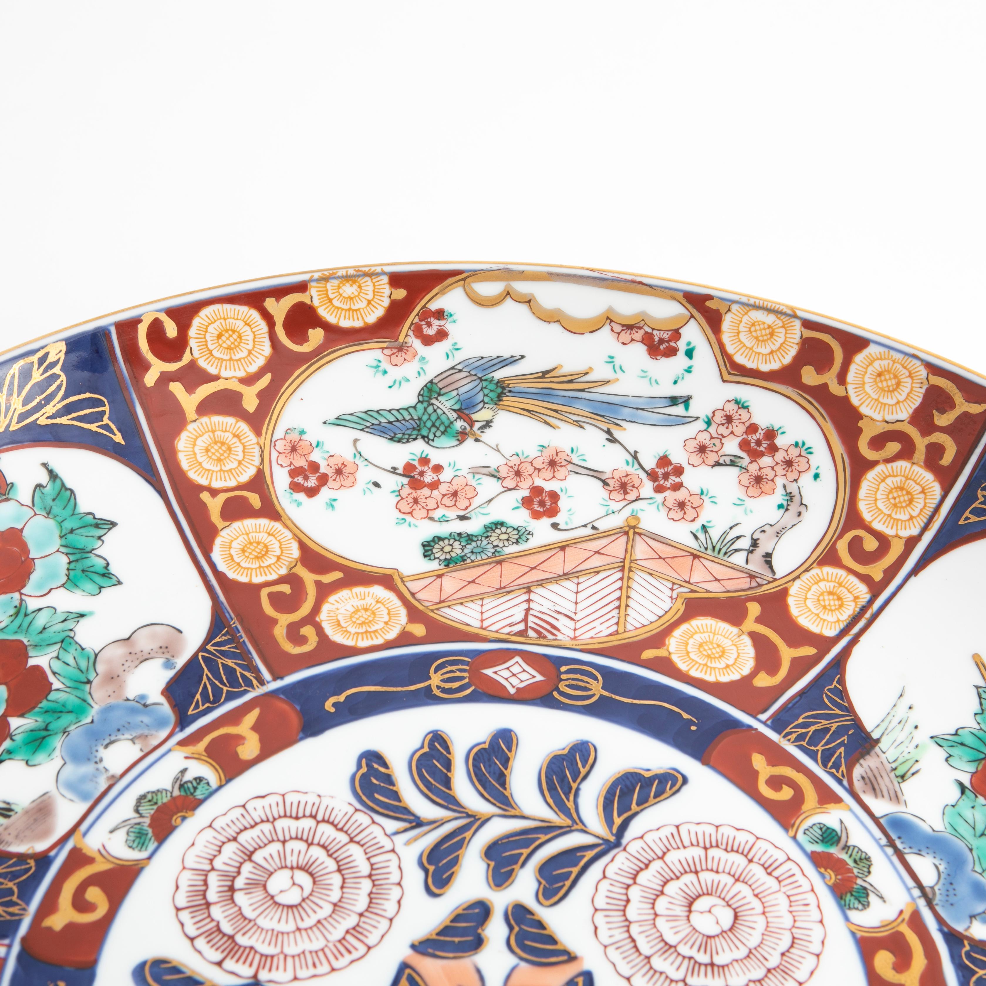 Large Japanese Imari Porcelain Charger from the Meiji Period In Excellent Condition For Sale In Kastrup, DK