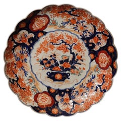 Japanese Imari Porcelain Chrysanthemum Plate, Floral Design, Late Edo–Meiji