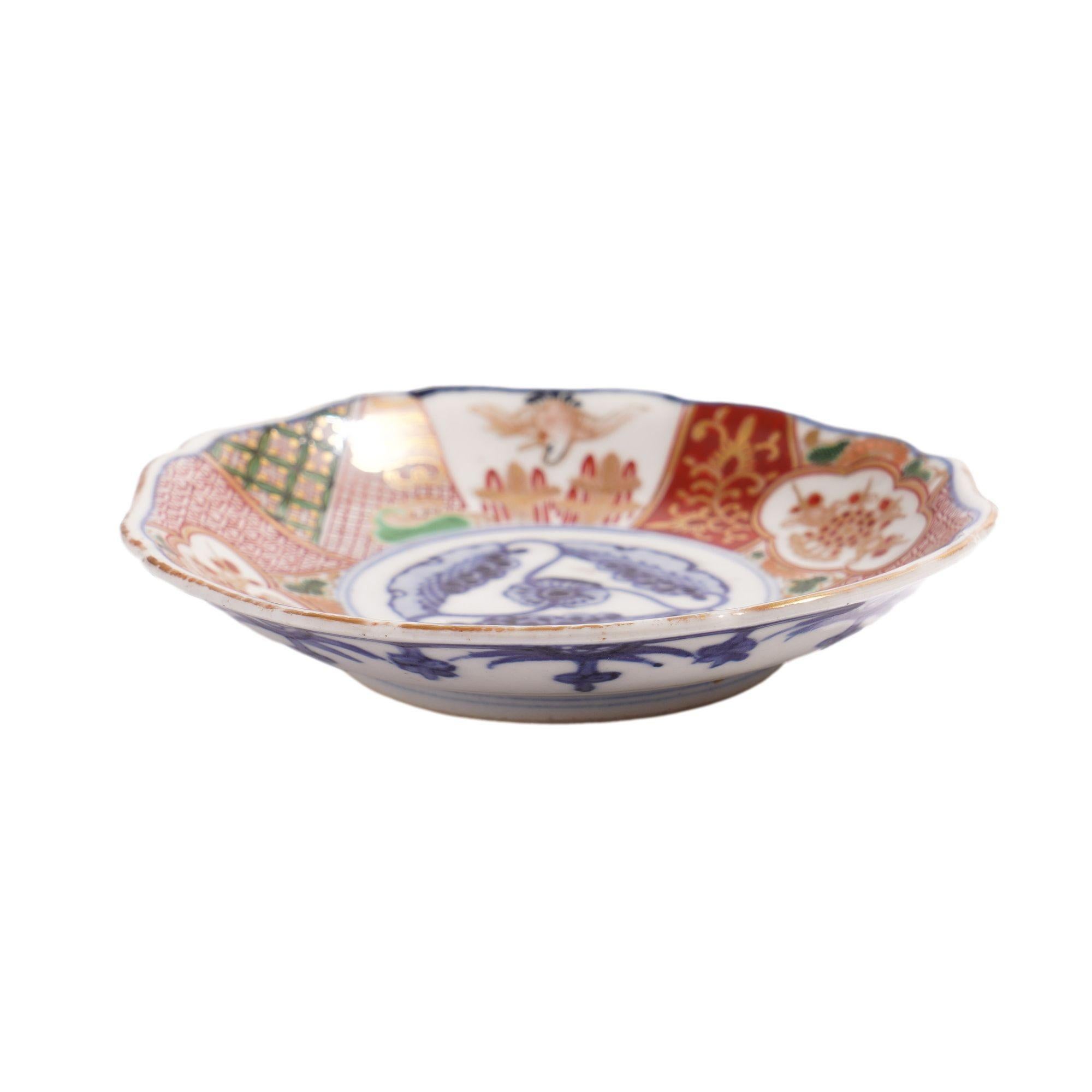 Japanese Imari porcelain footed saucer, c. 1840 In Good Condition For Sale In Kenilworth, IL