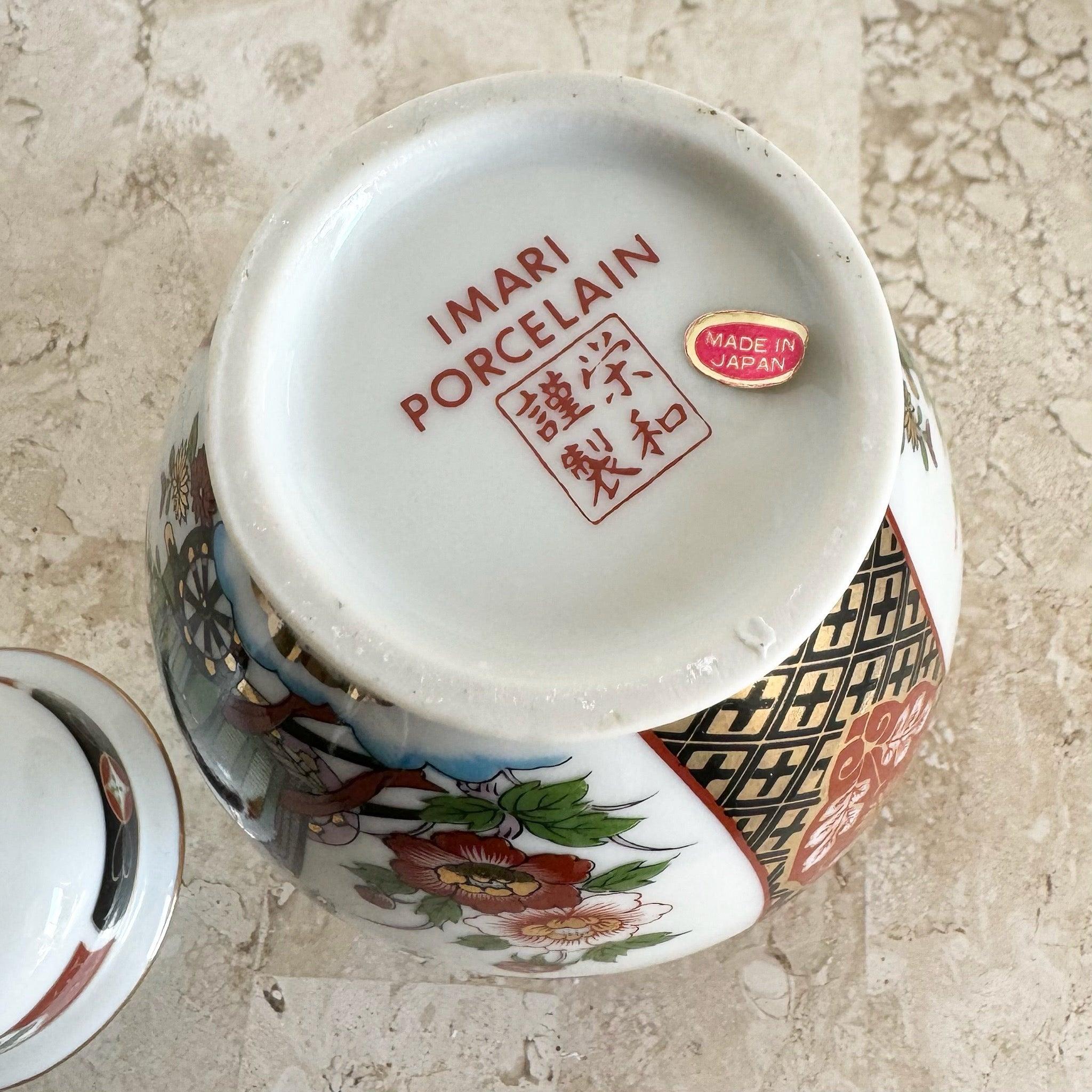 Scopri il barattolo di zenzero in porcellana giapponese Imari Porcelain con uccelli e fiori di loto dipinti a mano, simbolo di perfezione e immortalità.
 
 Vendiamo gli articoli così come sono stati acquistati, senza alcun restauro o riparazione. I