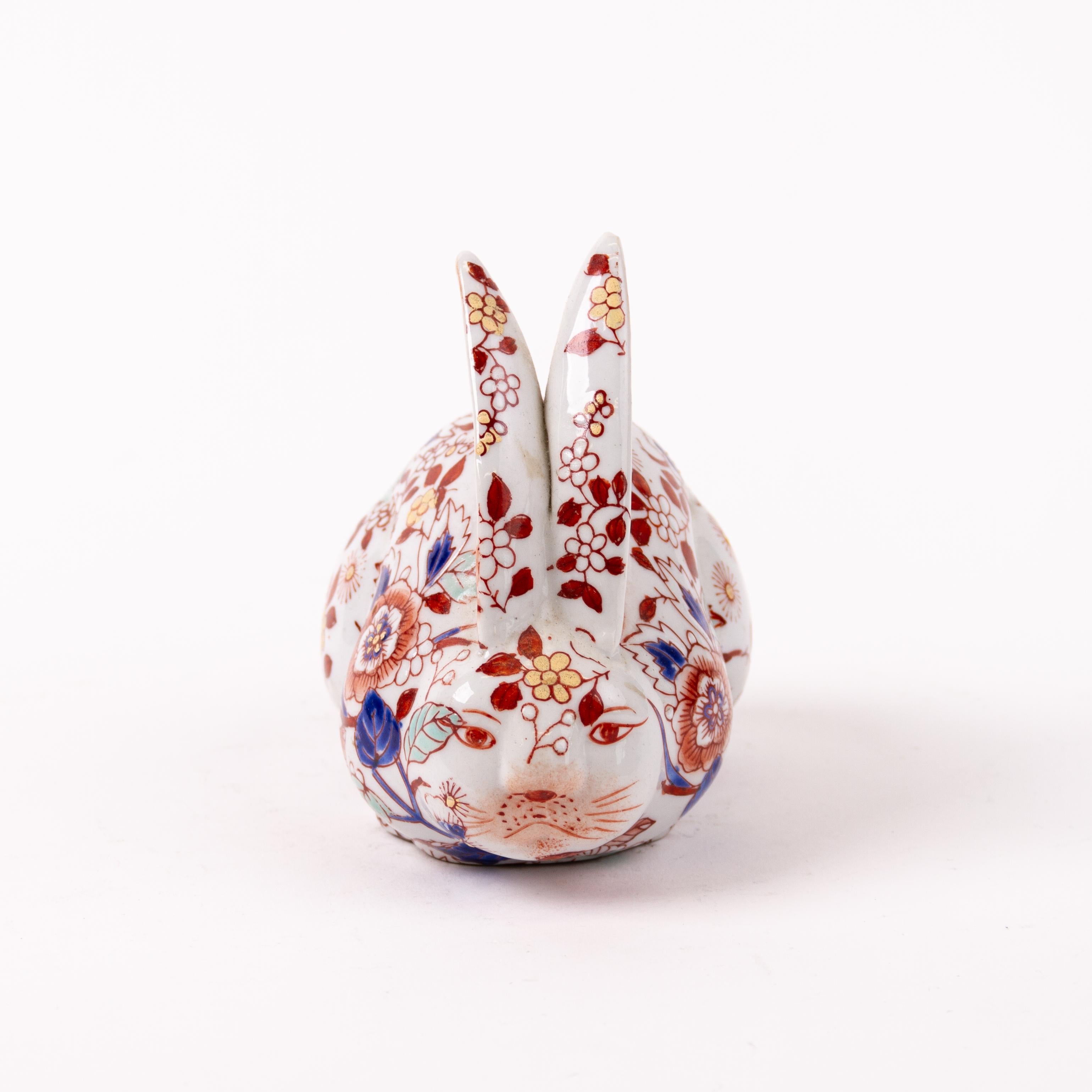 Japanese Imari Porcelain Rabbit Sculpture  In Good Condition For Sale In Nottingham, GB