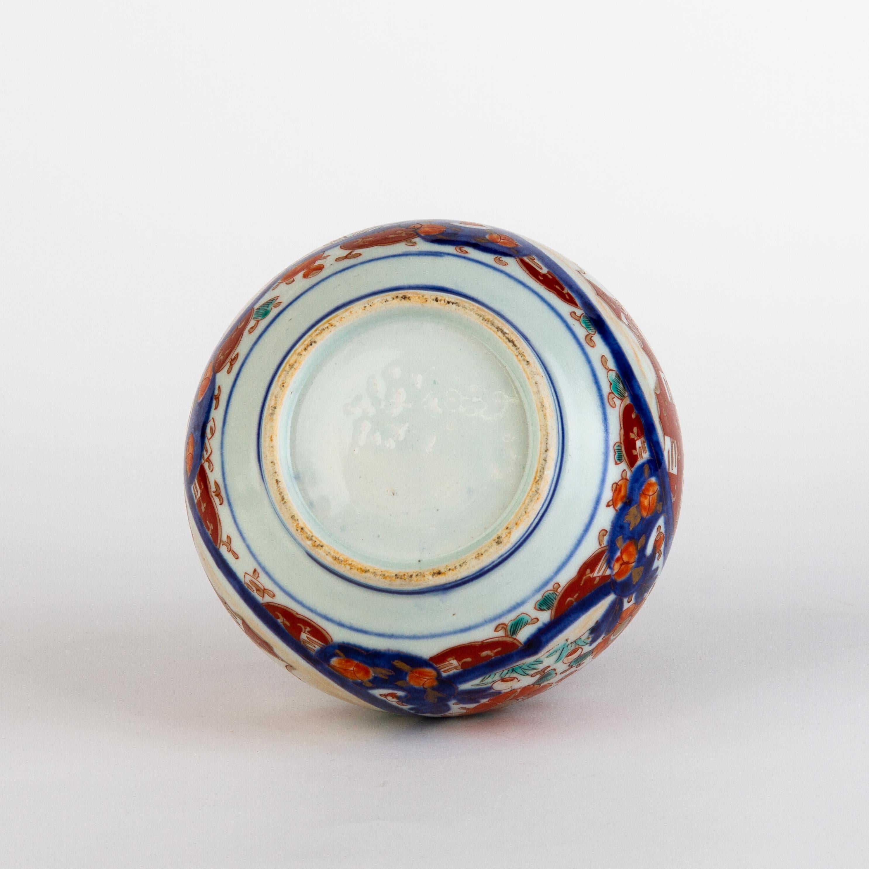 Japanese Imari Porcelain Vase 19th Century Meiji  For Sale 2