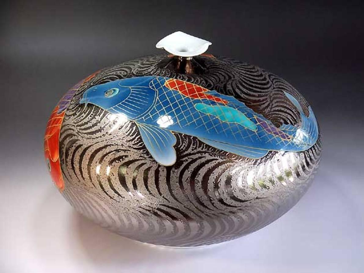 Exceptional Japanese contemporary decorative porcelain vase, dramatically hand painted in vivid red and blue, set against a stunningly shaped porcelain body in platinum, a signed masterpiece belonging to the artist's signature fish collection by