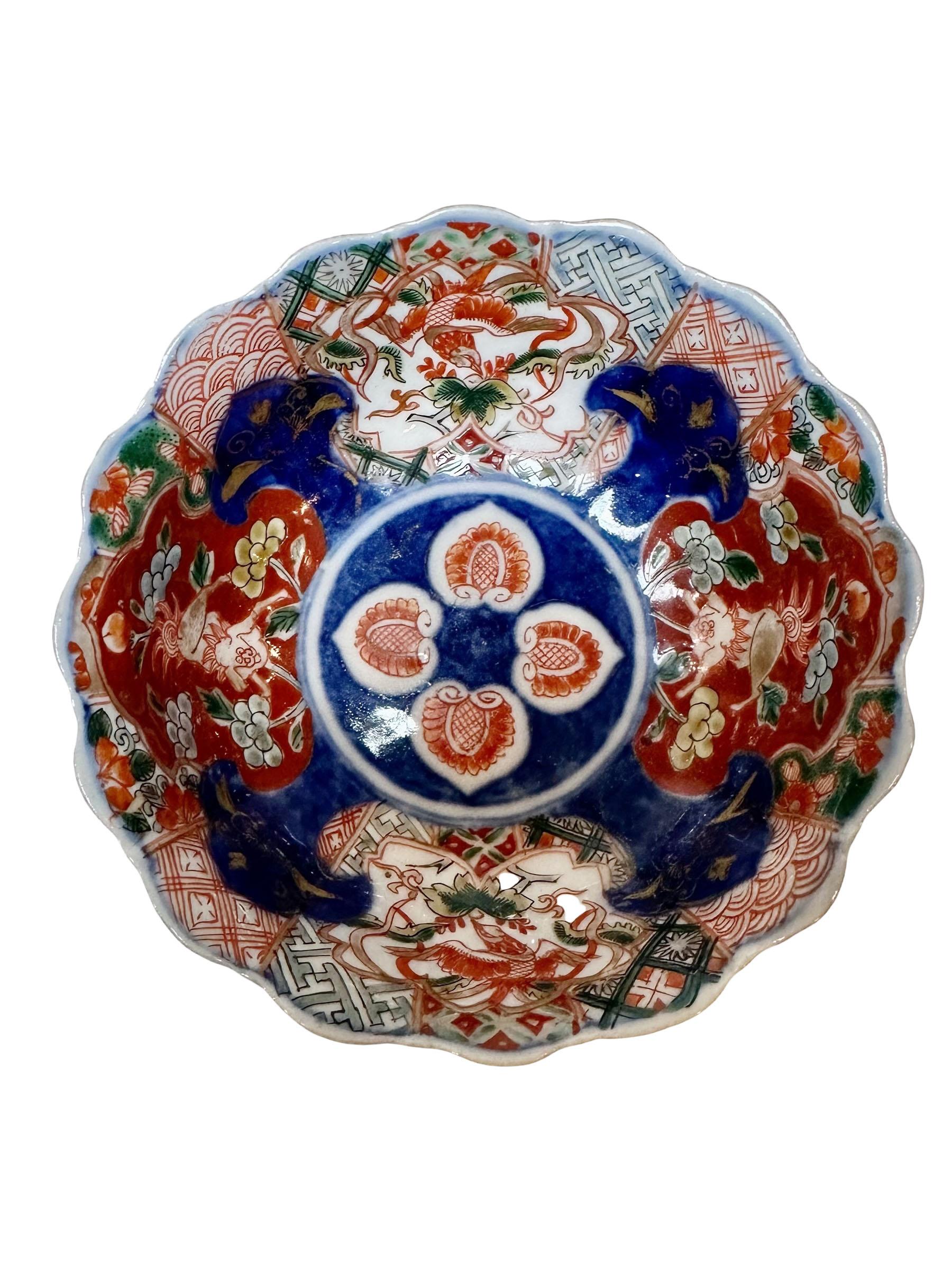 Un petit bol japonais Imari magnifiquement décoré avec une bordure festonnée et vraiment très joli. Vers 1909.