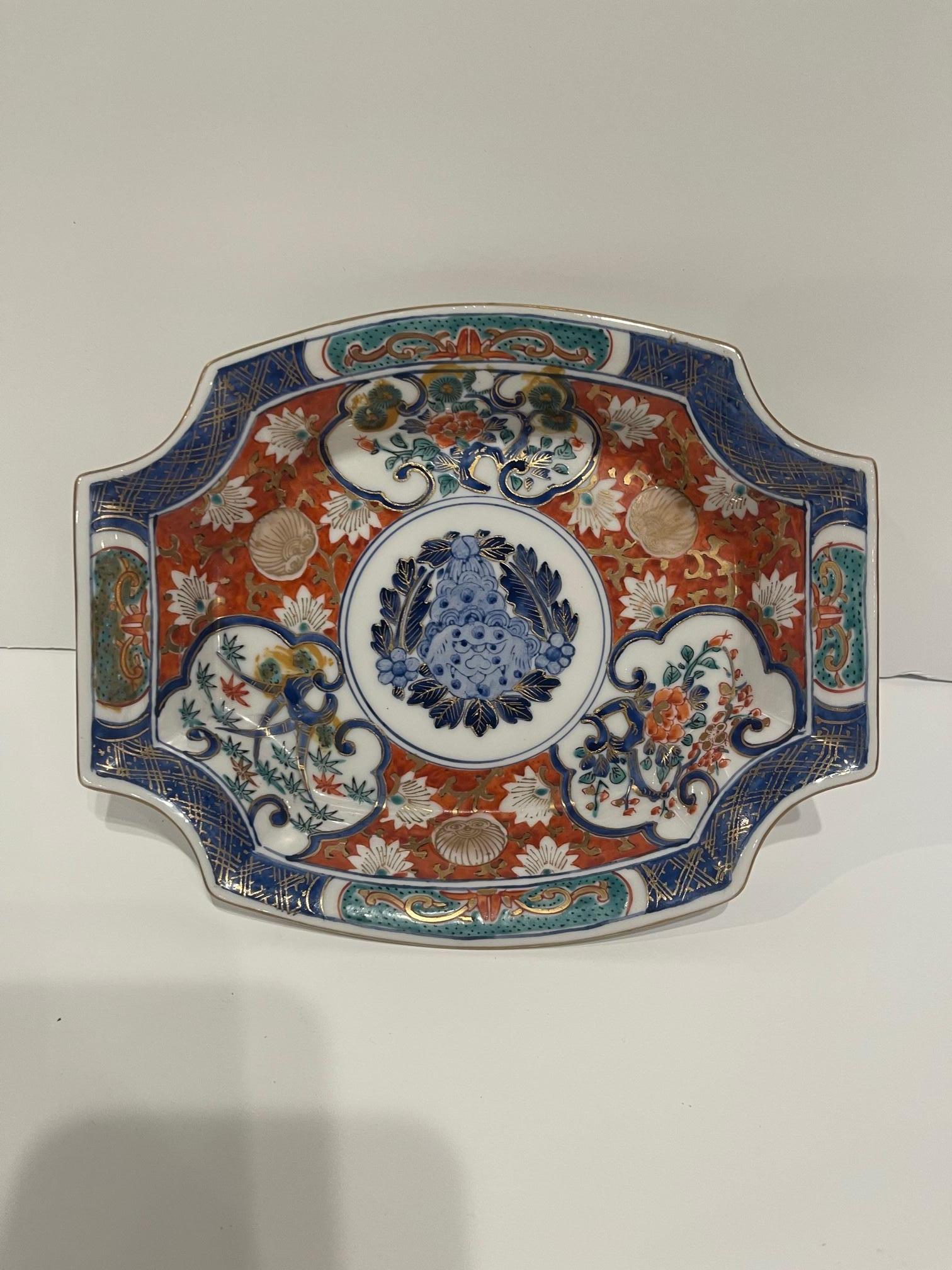 Japanese Imari Small Canted Corner Bowl, 19th Century In Good Condition For Sale In Savannah, GA