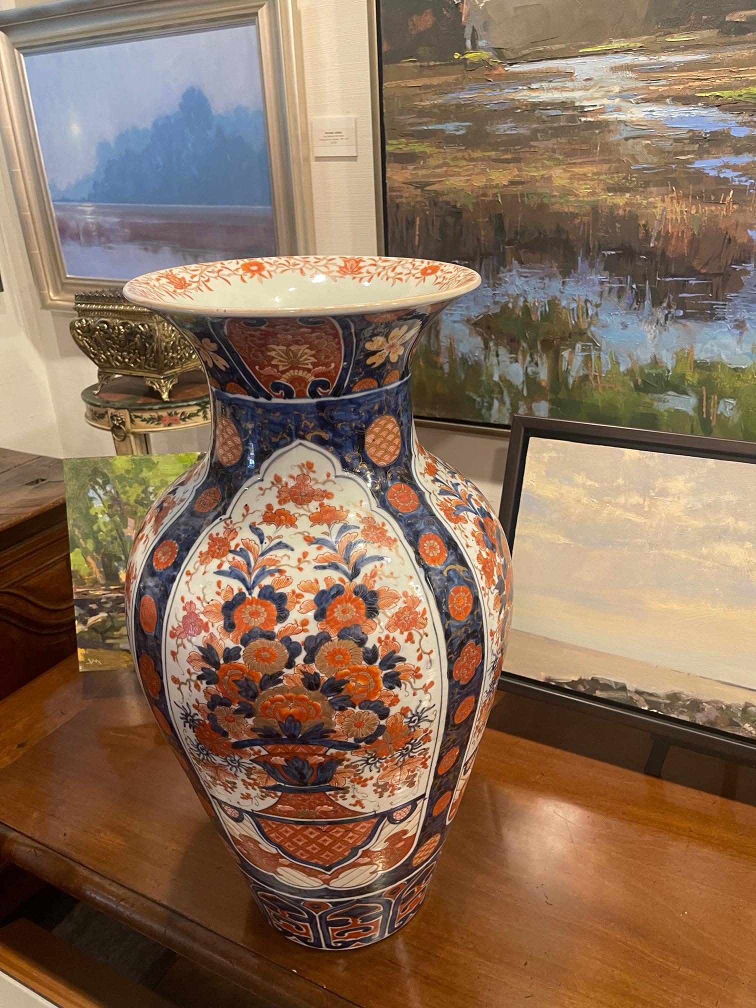 Japanese Imari Temple Vase with all-over Floral Design, 19th Century In Good Condition For Sale In Savannah, GA