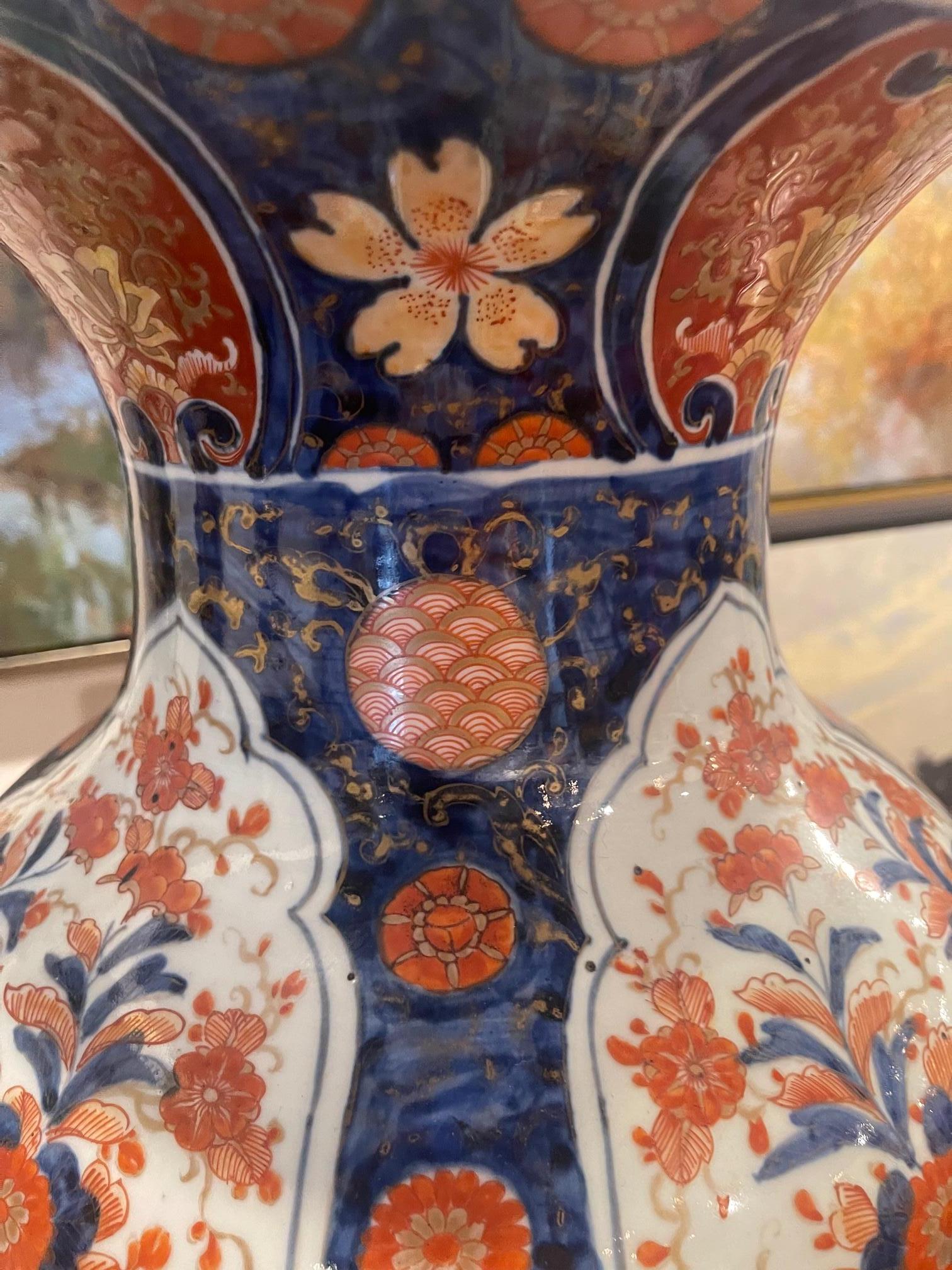 Vaso da tempio Imari giapponese alto con disegno floreale all-over, XIX secolo in vendita 1