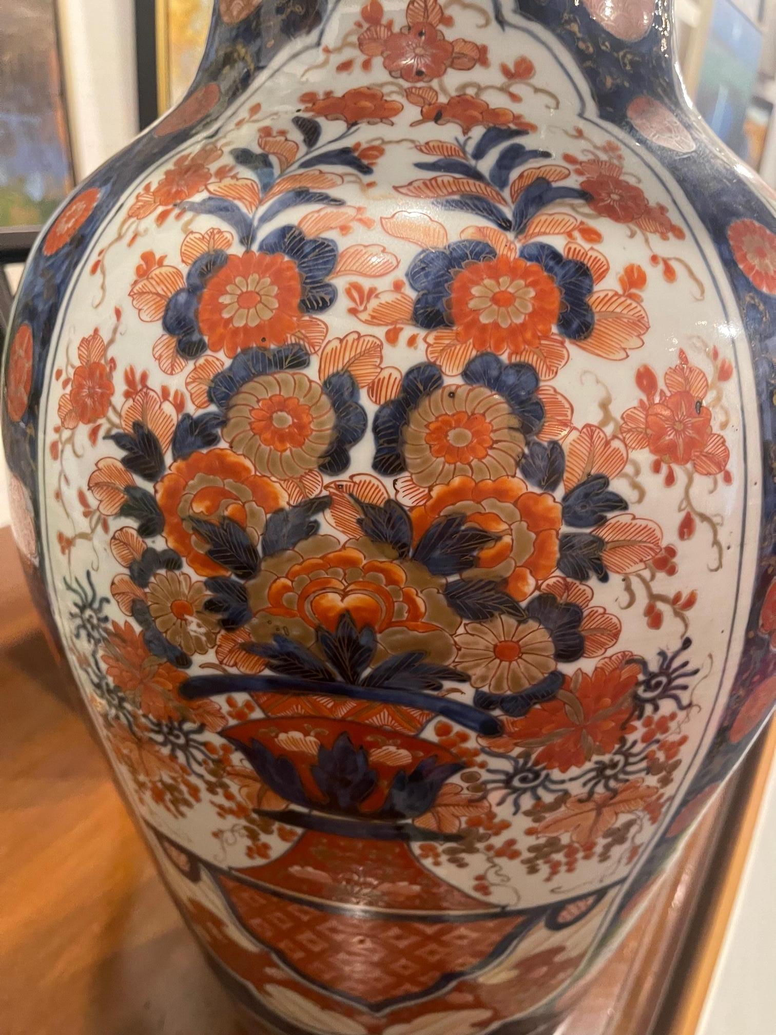 Japanese Imari Temple Vase with all-over Floral Design, 19th Century For Sale 3