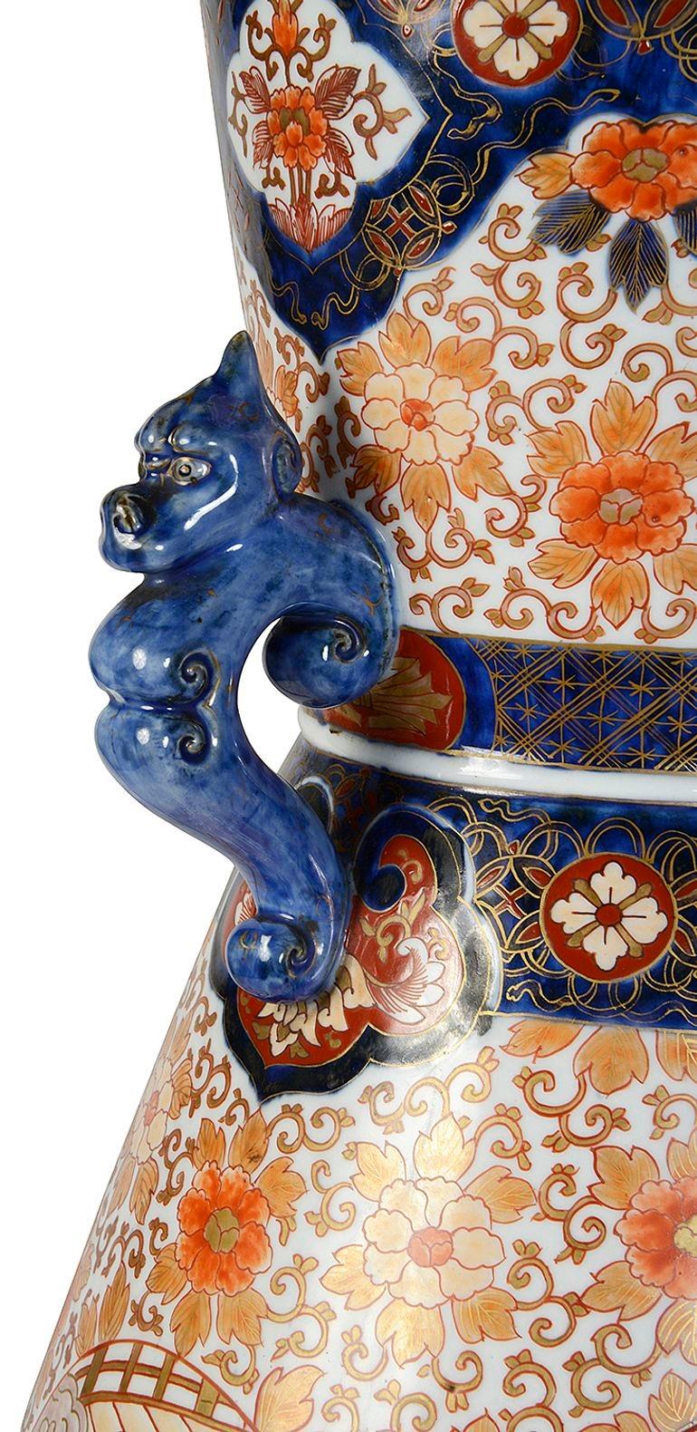 Porcelaine Vase japonais Imari à deux anses, 61 cm, 19e siècle en vente