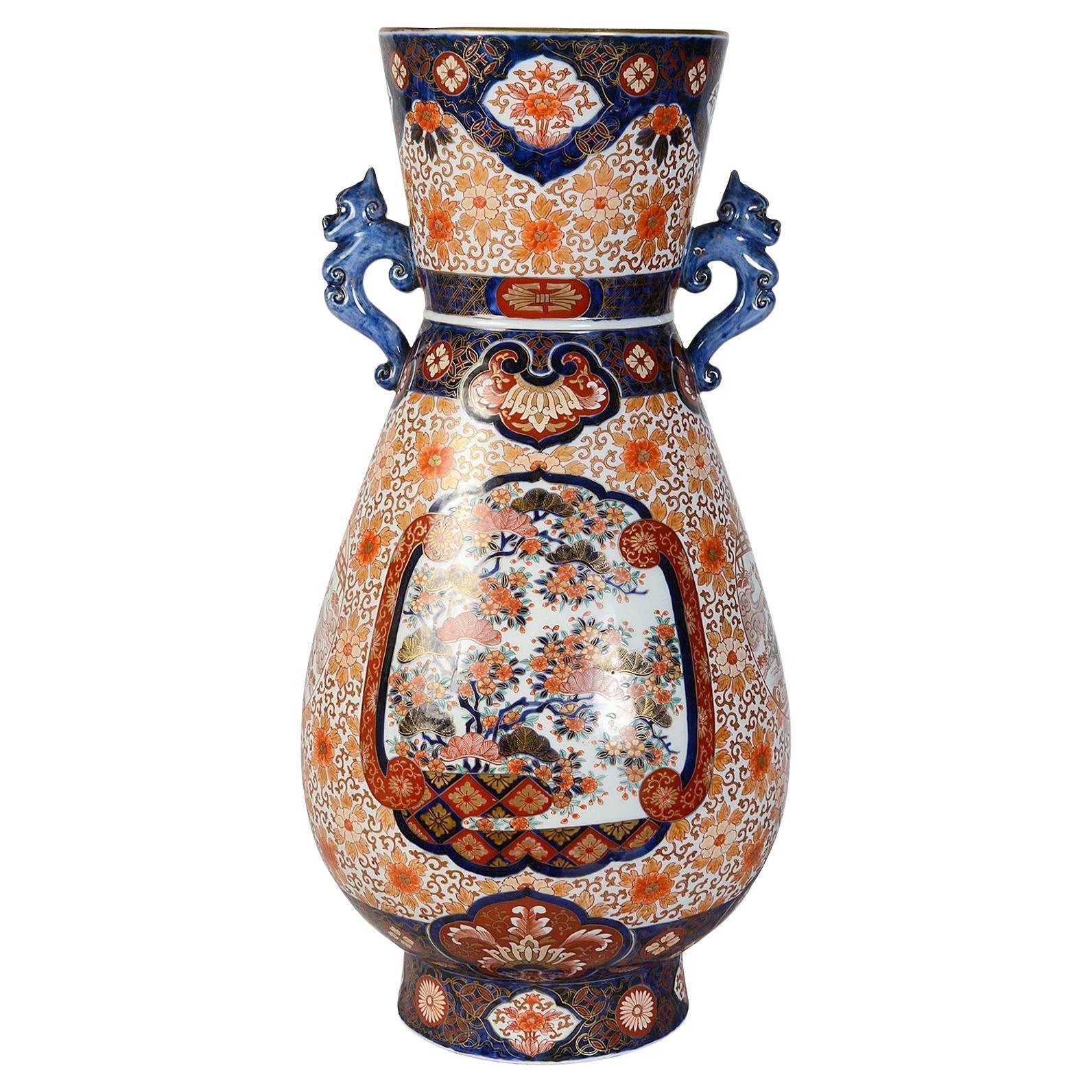 Japanische Imari-Vase mit zwei Henkeln, 61 cm, 19. Jahrhundert im Angebot