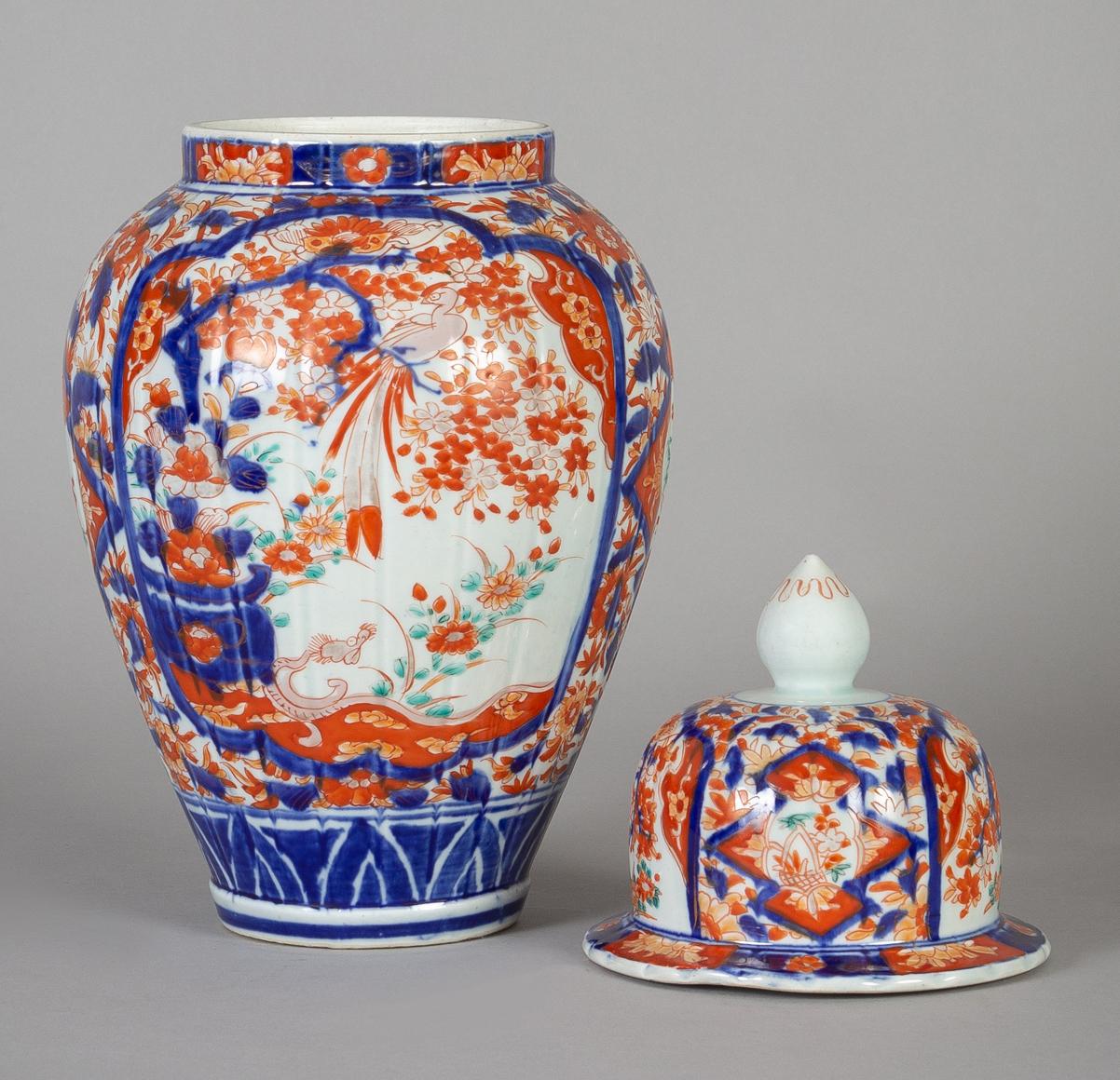 Japanese Imari Vase and Lid In Good Condition For Sale In Sheffield, MA