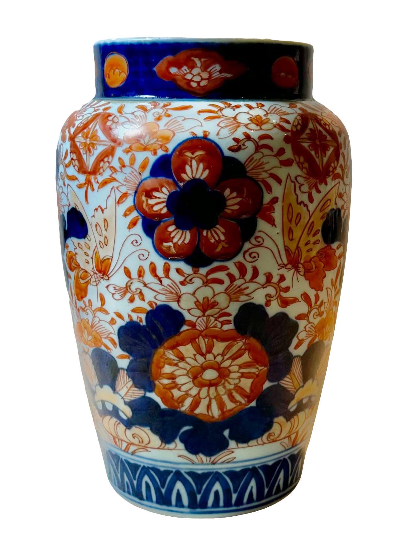Un vaso Imari giapponese del XIX secolo proveniente da una grande collezione di una nota famiglia di collezionisti di Tampa. I meravigliosi disegni sono presenti sia sul fronte che sul retro e possono essere girati in entrambi i sensi. I colori sono