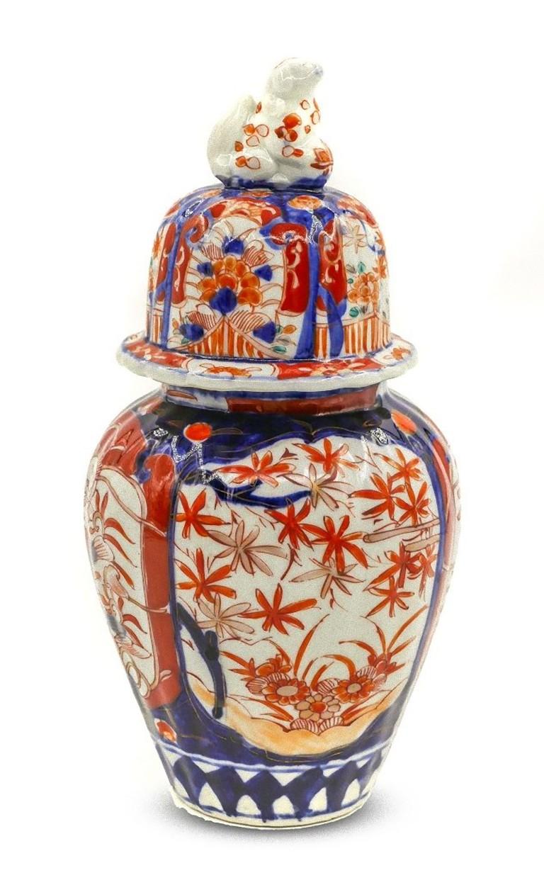 You are admiring a beautiful Japanese Imari vase realized in Japan between the end of the 19th century and the first years of the 20th century.

The ceramic vase has an animal shape on the top of the cover.

Dimensions: cm 26.5 x 12.5.

In