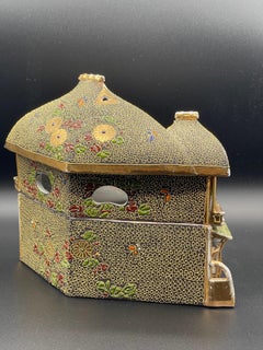 Japanese Imperial Satsuma Porcelain Palace House Box, Meiji Period (1868–1912)