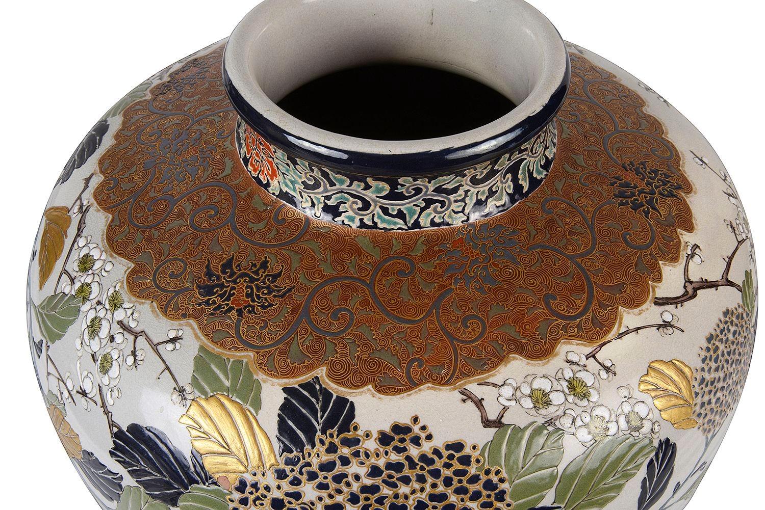 Vaso di Satsuma imperiale giapponese della fine del XIX secolo, imponente e di ottima qualità. Il fondo è blu cobalto, il colare è decorato con foglie dorate e la fascia centrale è dipinta a mano e raffigura meravigliosi alberi in fiore e fiori