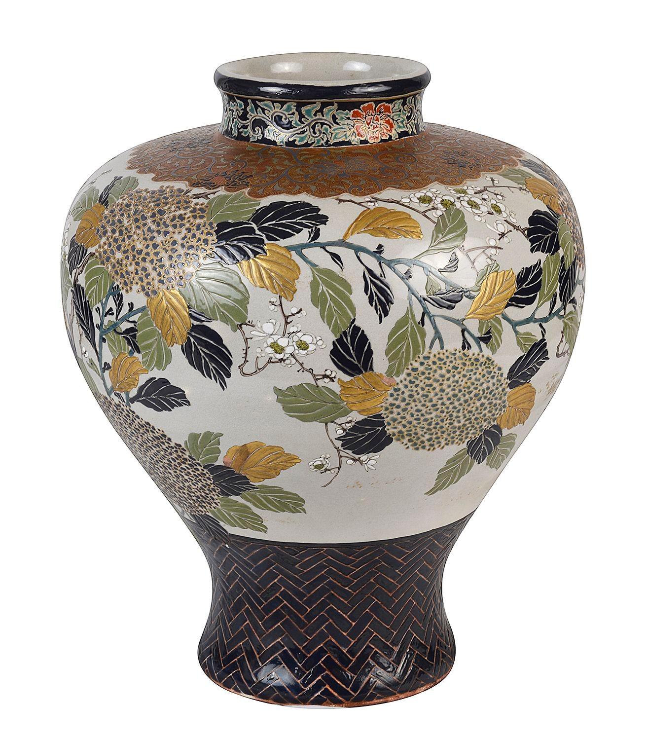 Hand-Painted Japanese Imperial Satsuma vase, circa 1900 For Sale