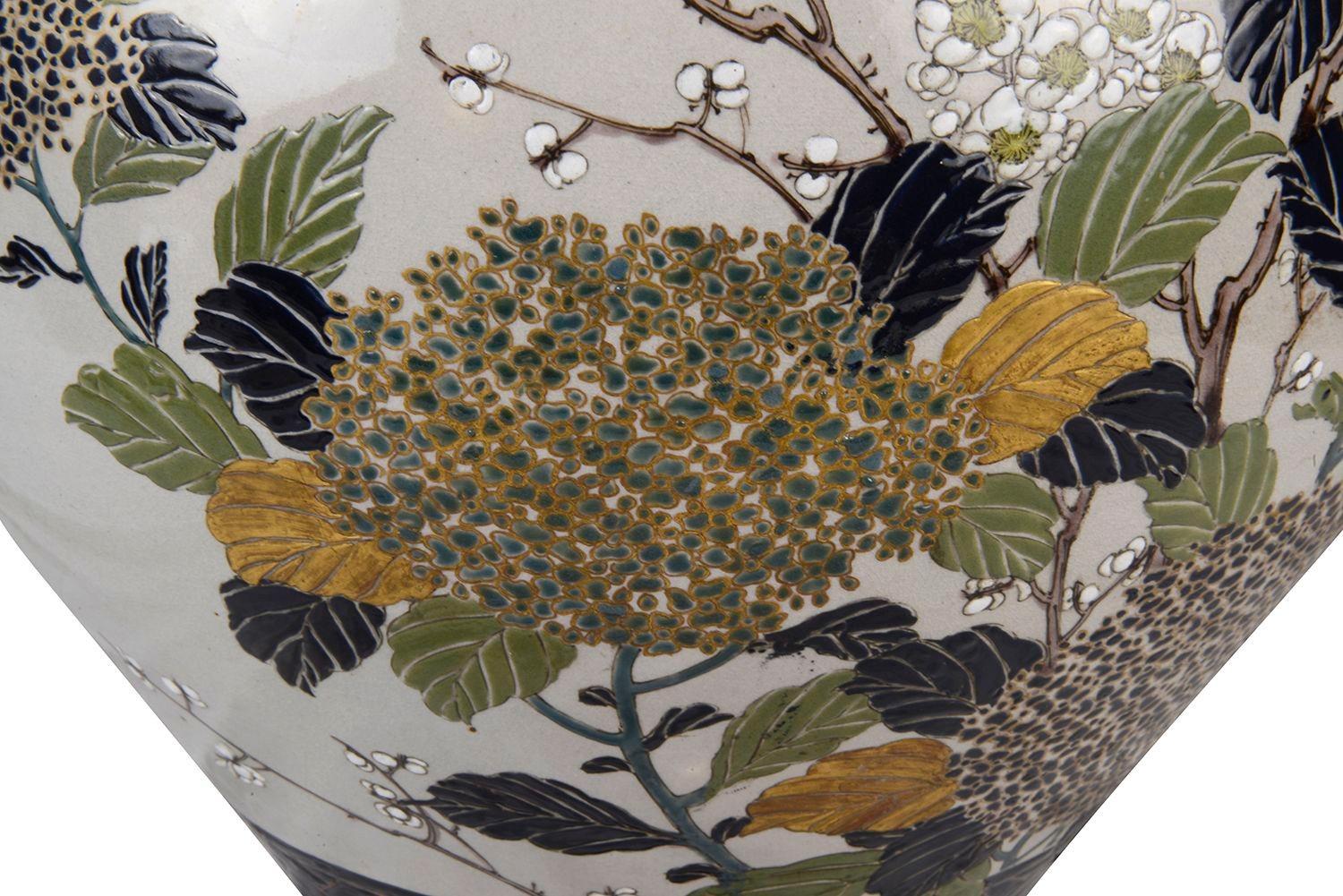 Peint à la main Vase impérial japonais Satsuma, vers 1900 en vente