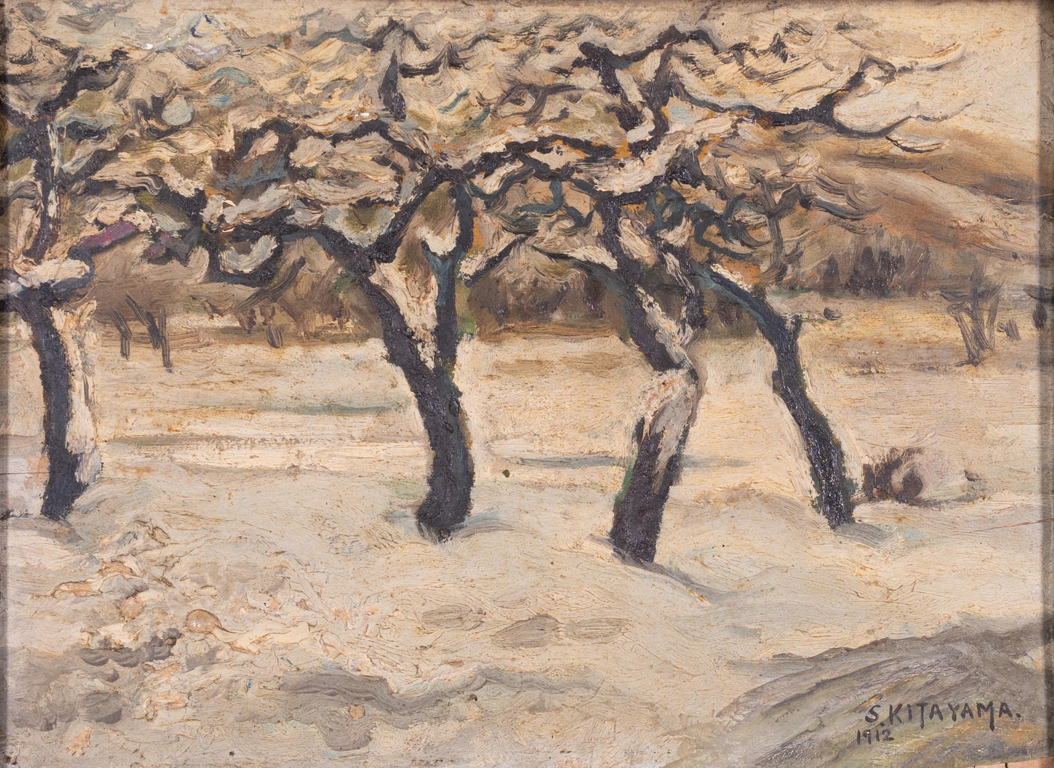 Impressionistisches Gemälde eines verschneiten Baumes auf einer Holztafel in einem vergoldeten Rahmen mit Schnitzereien aus der Zeit.
Es ist in der rechten unteren Ecke mit S Kitayama signiert und auf 1912 datiert.
Weitere Inschrift in Kanji auf