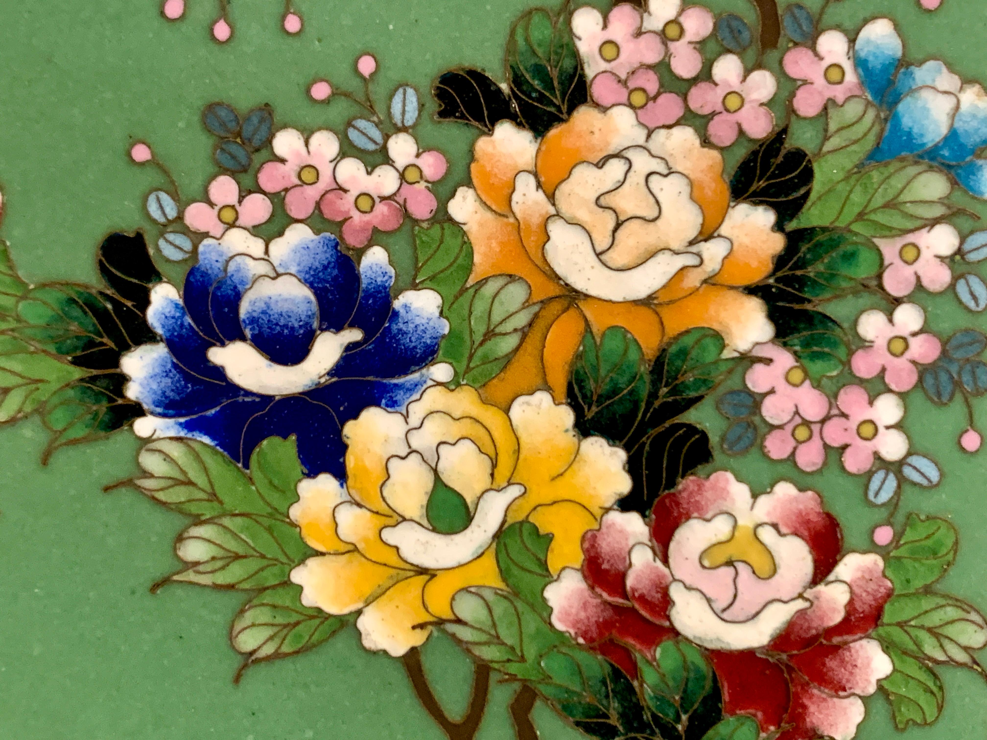 Japanese Inaba Cloisonne Trinket Box, Meiji Period, Japan In Good Condition In Austin, TX