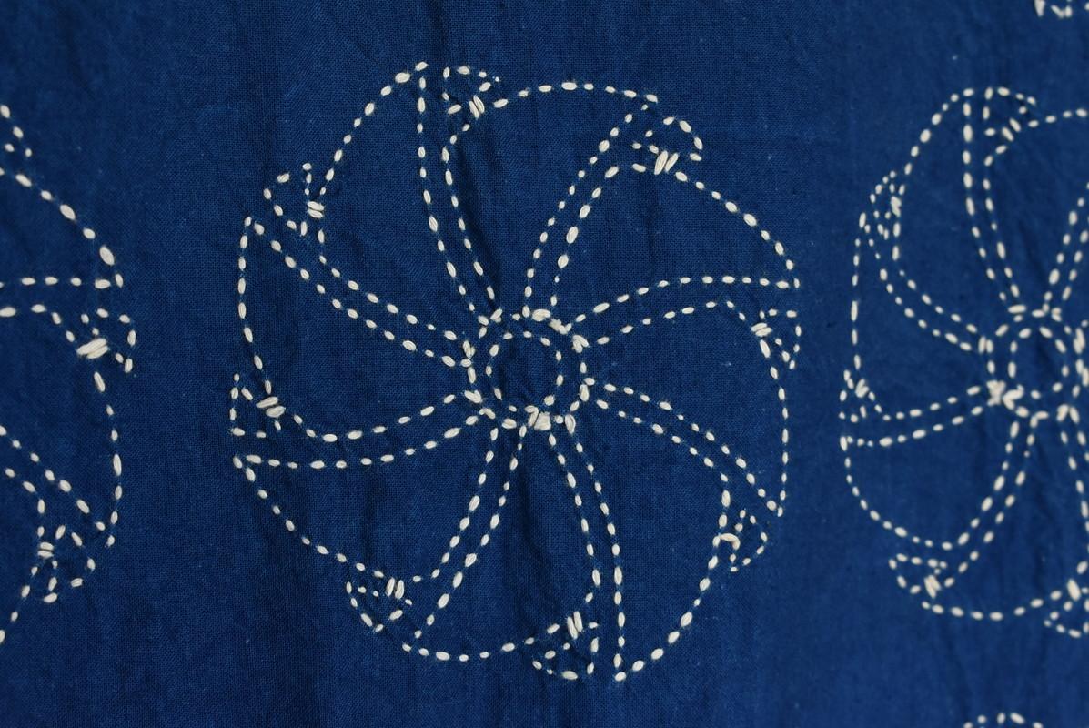 Tissu de broderie japonaise indigo teint à l'ancienne / motif de jouet japonais / 1912-1960 en vente 2
