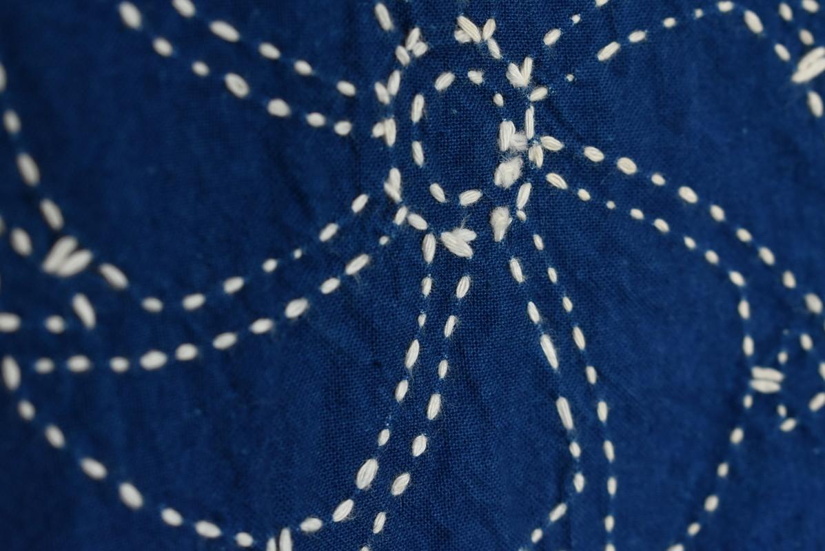 Tissu de broderie japonaise indigo teint à l'ancienne / motif de jouet japonais / 1912-1960 en vente 4