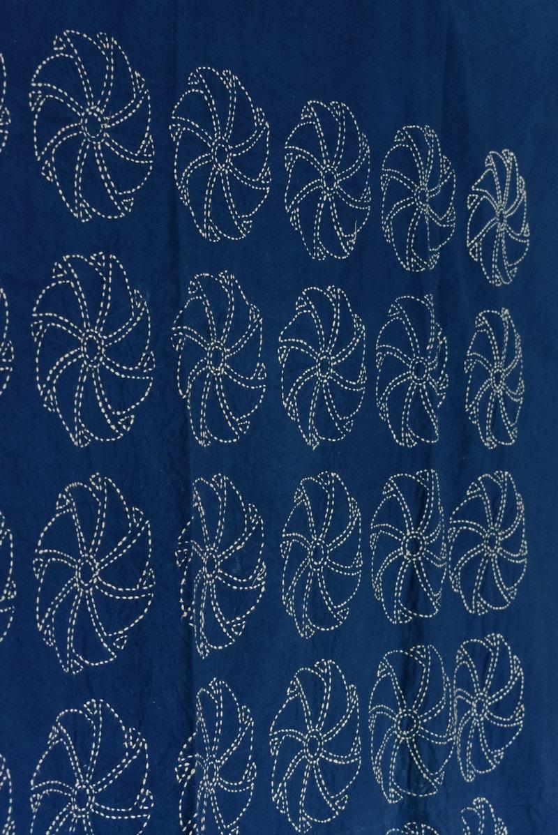 Tissu de broderie japonaise indigo teint à l'ancienne / motif de jouet japonais / 1912-1960 en vente 7