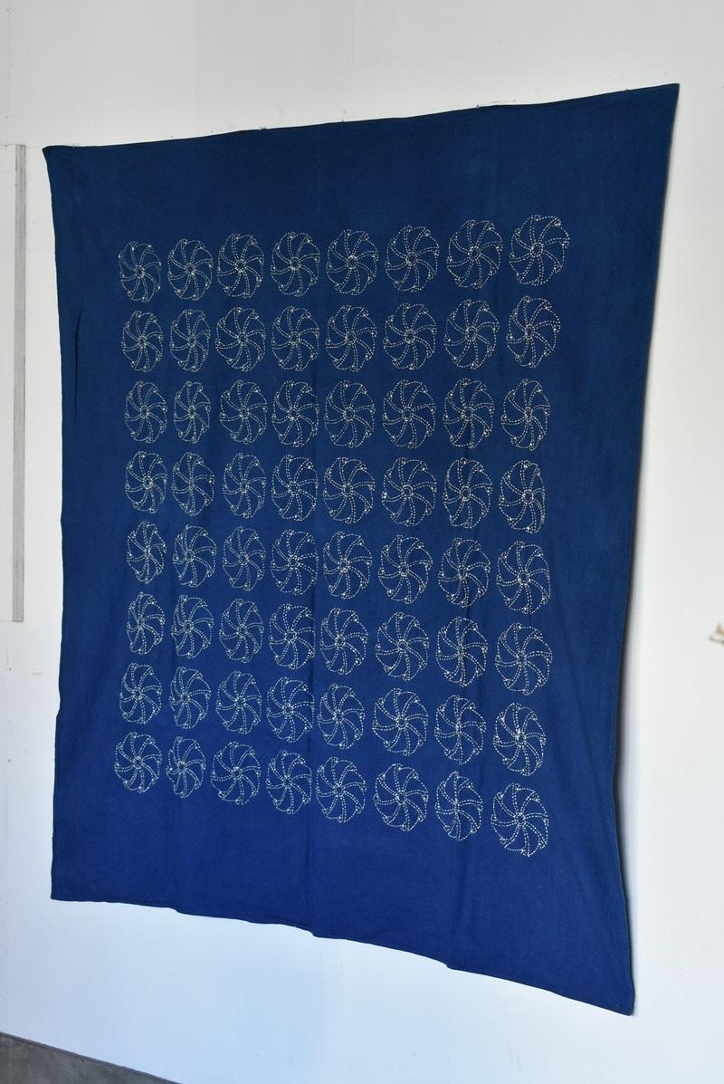 Il s'agit d'un tissu ancien japonais teint à l'indigo.
Il appelle son nom 