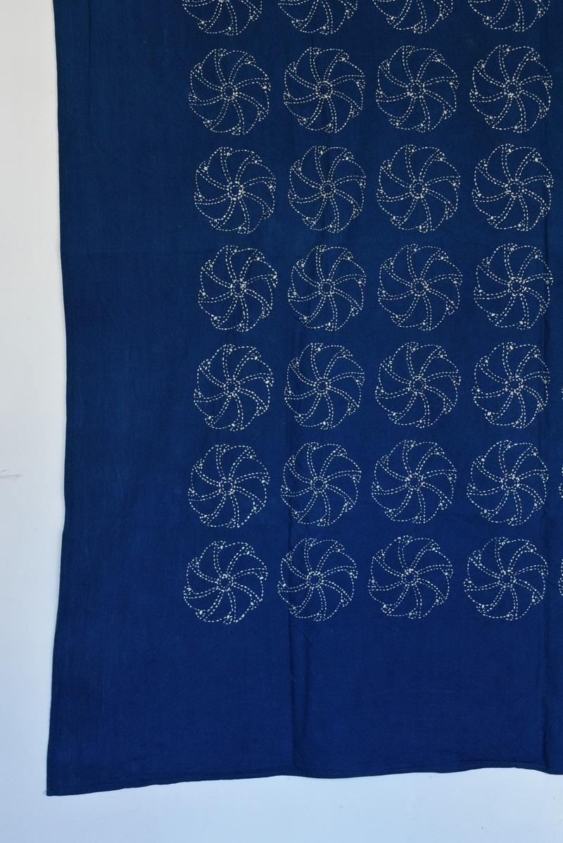 20ième siècle Tissu de broderie japonaise indigo teint à l'ancienne / motif de jouet japonais / 1912-1960 en vente