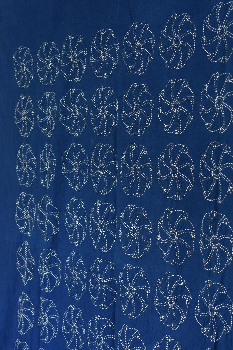 Coton Tissu de broderie japonaise indigo teint à l'ancienne / motif de jouet japonais / 1912-1960 en vente