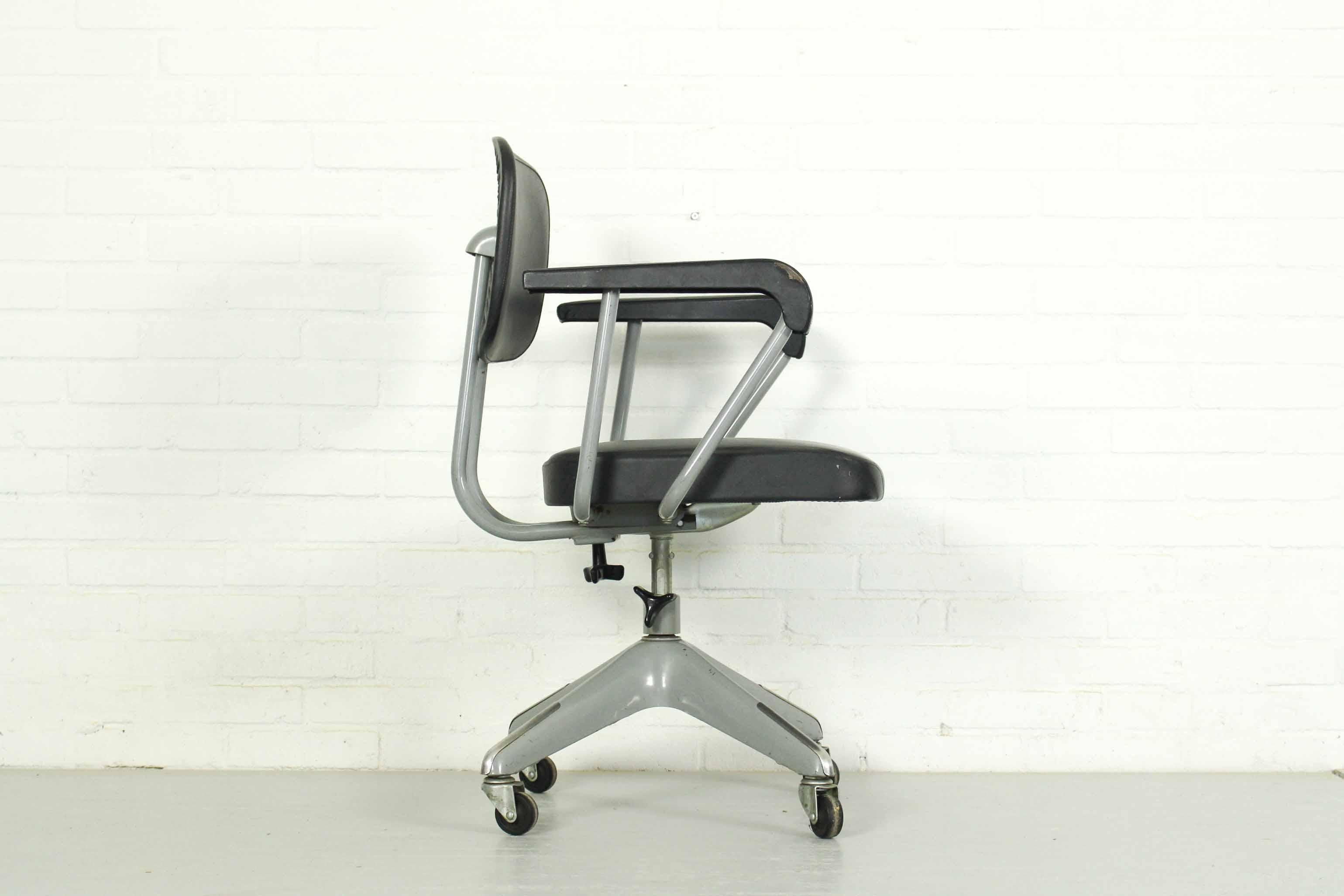 Office chair manufactured in Tokyo by Okamura arount 1970. Iconic model desk chair and quite hard to find. 

Dimensios: 81cm H, 55cm W, 52cm D. 
   