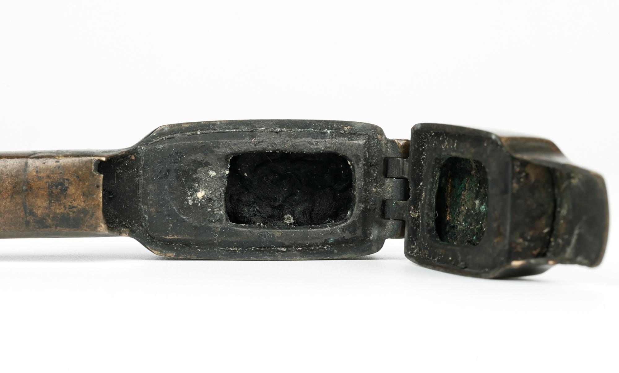Japanese Inlaid Bronze Yatate Scholars Travelling Inkwell For Sale 10