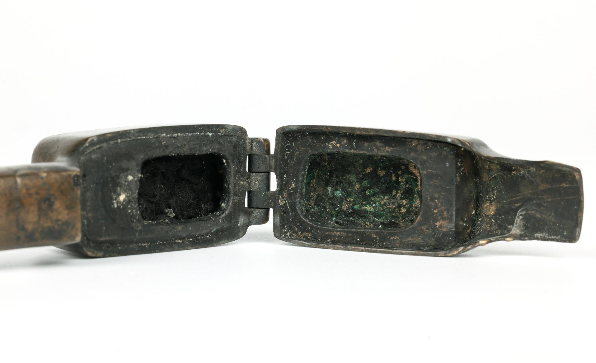 Japanese Inlaid Bronze Yatate Scholars Travelling Inkwell For Sale 3