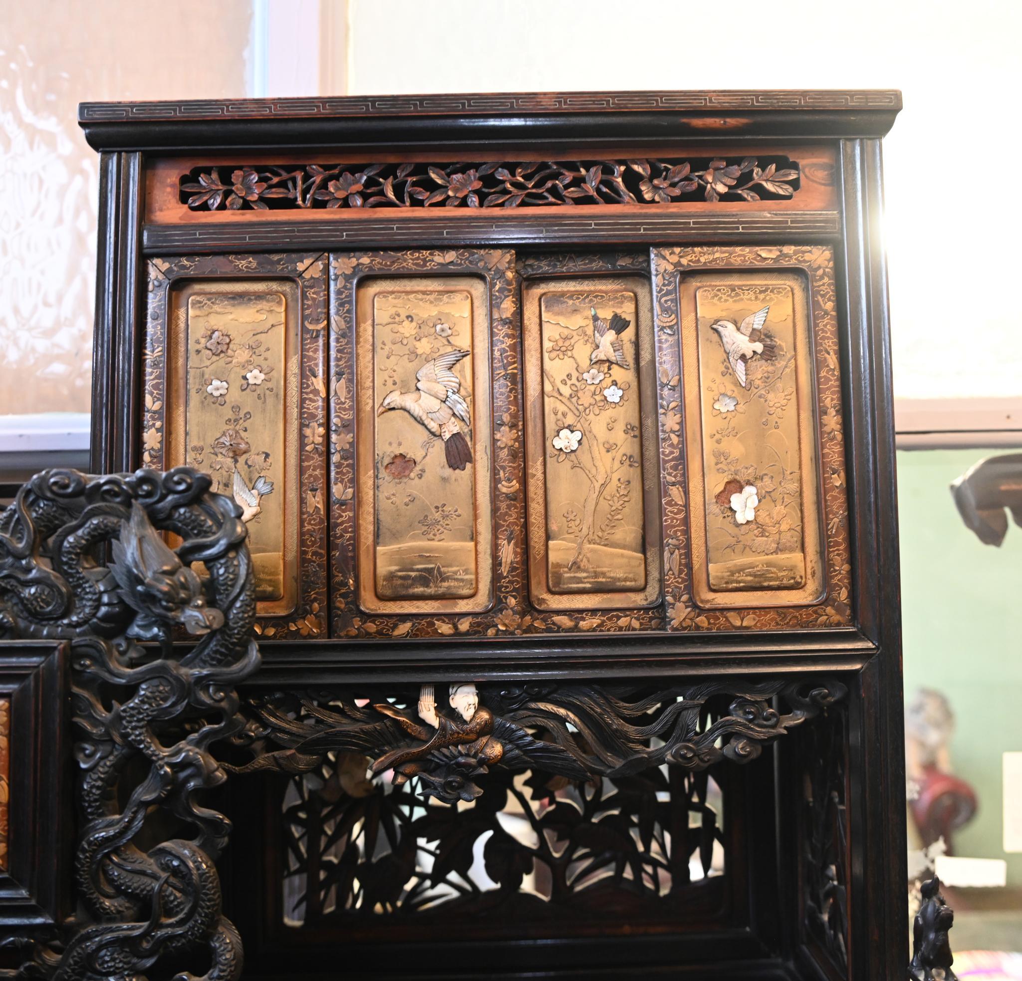 Armadio intarsiato giapponese con cassapanca laccata Santuario Meiji 1860 in vendita 5