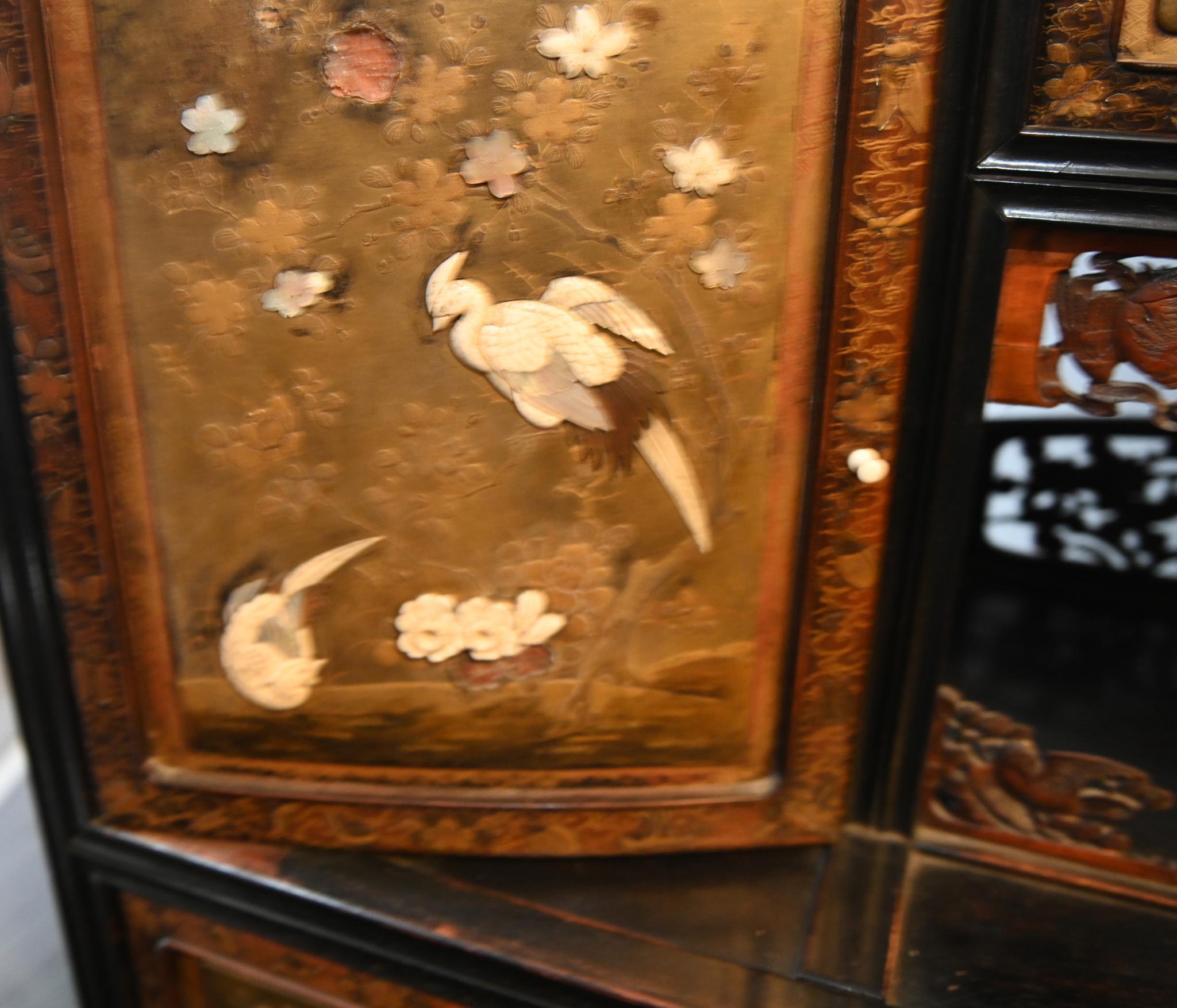 Stupendo armadio o teca in legno massiccio giapponese intarsiato dell'epoca Meiji
Il bellissimo lavoro di intarsio mostra decorazioni di uccelli e scene naturali
Presenta inoltre dettagli finemente intagliati su tutti i punti, una lavorazione molto