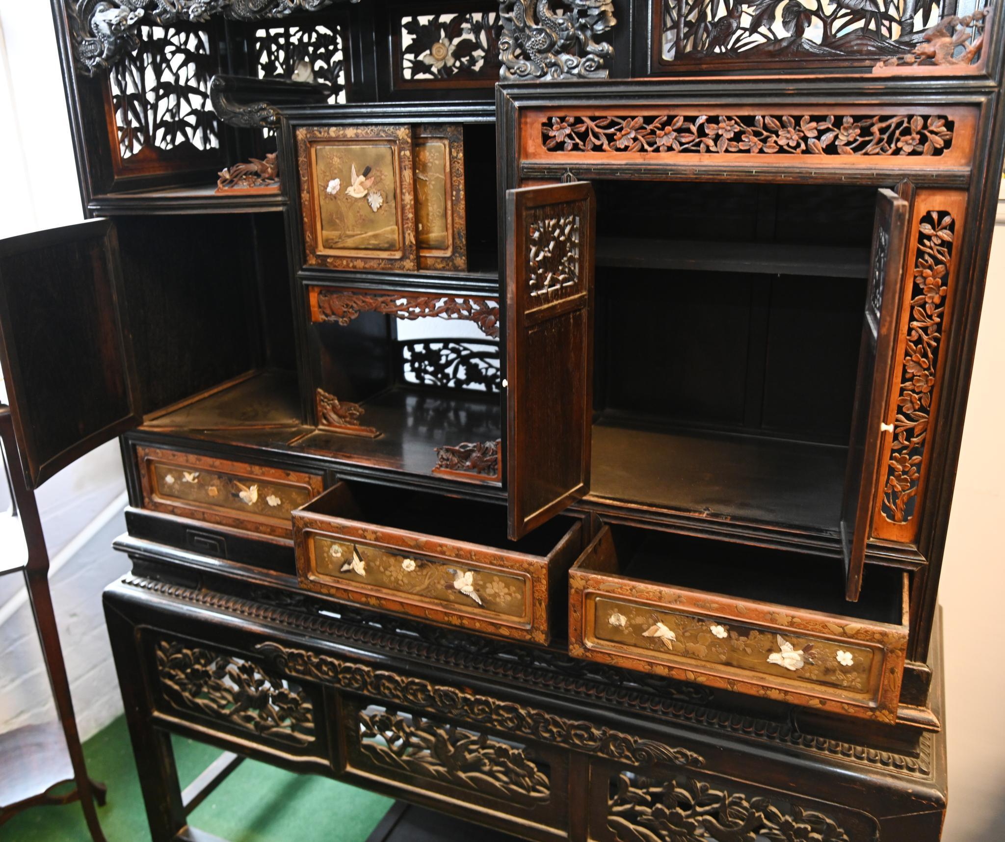 Metà XIX secolo Armadio intarsiato giapponese con cassapanca laccata Santuario Meiji 1860 in vendita