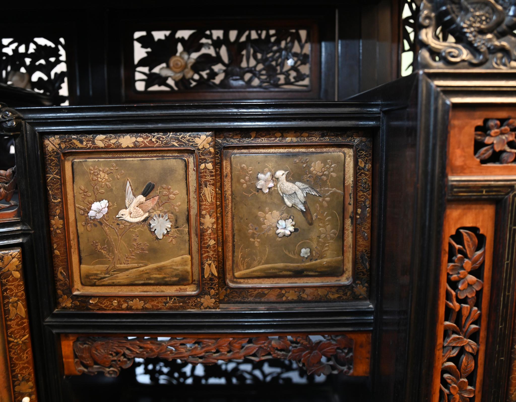 Legno massiccio Armadio intarsiato giapponese con cassapanca laccata Santuario Meiji 1860 in vendita