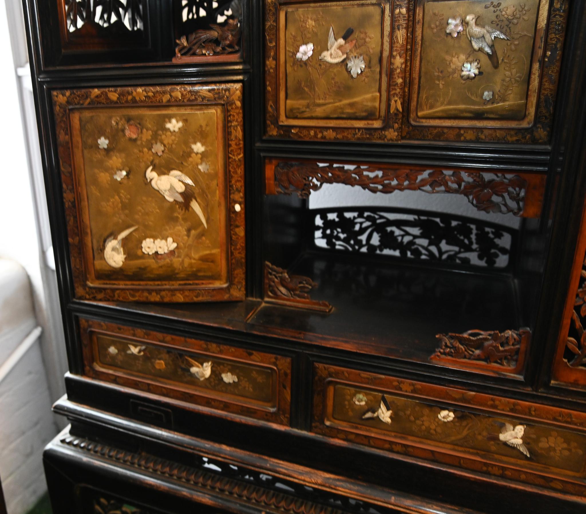 Armadio intarsiato giapponese con cassapanca laccata Santuario Meiji 1860 in vendita 1