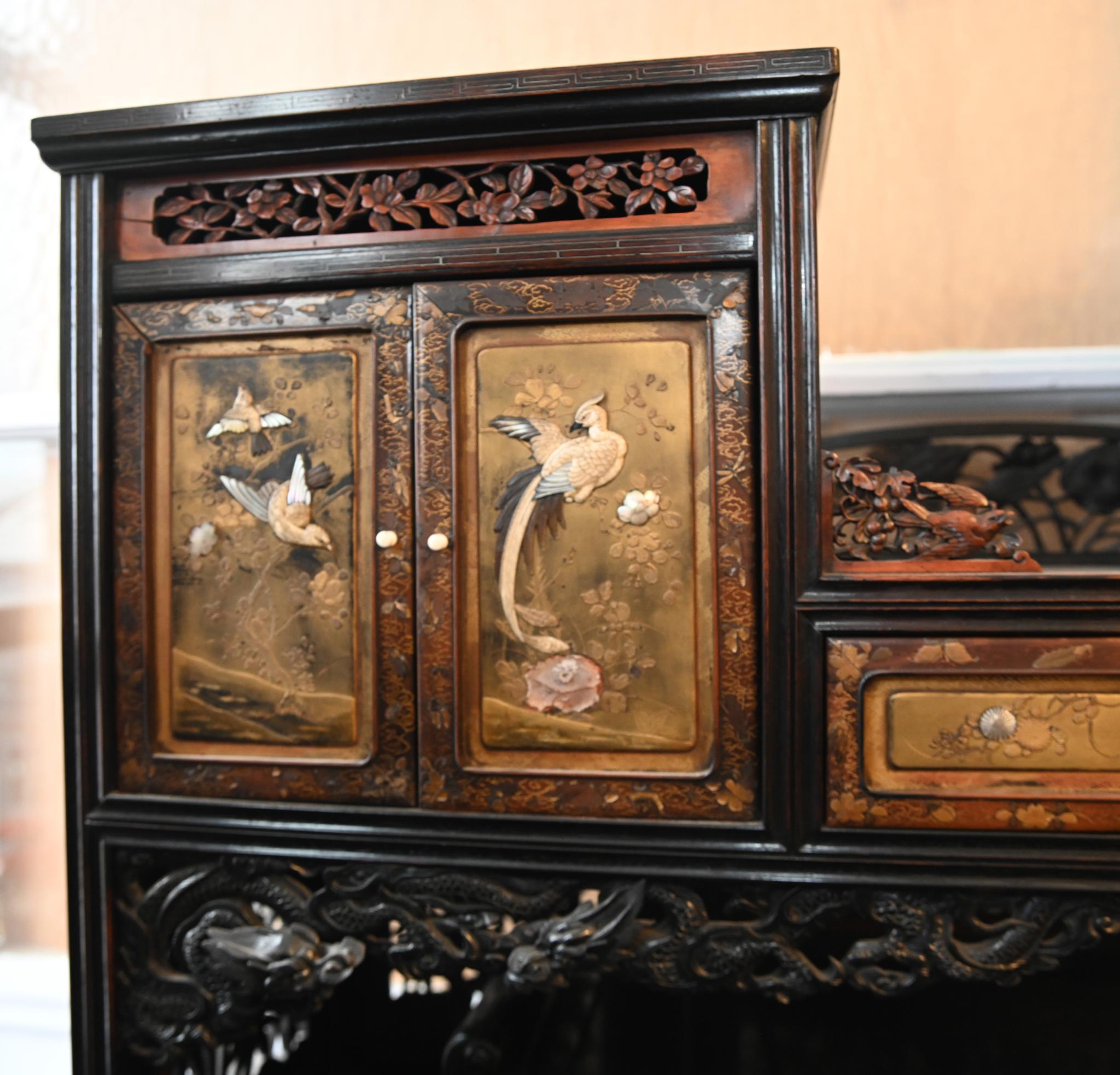 Armadio intarsiato giapponese con cassapanca laccata Santuario Meiji 1860 in vendita 2