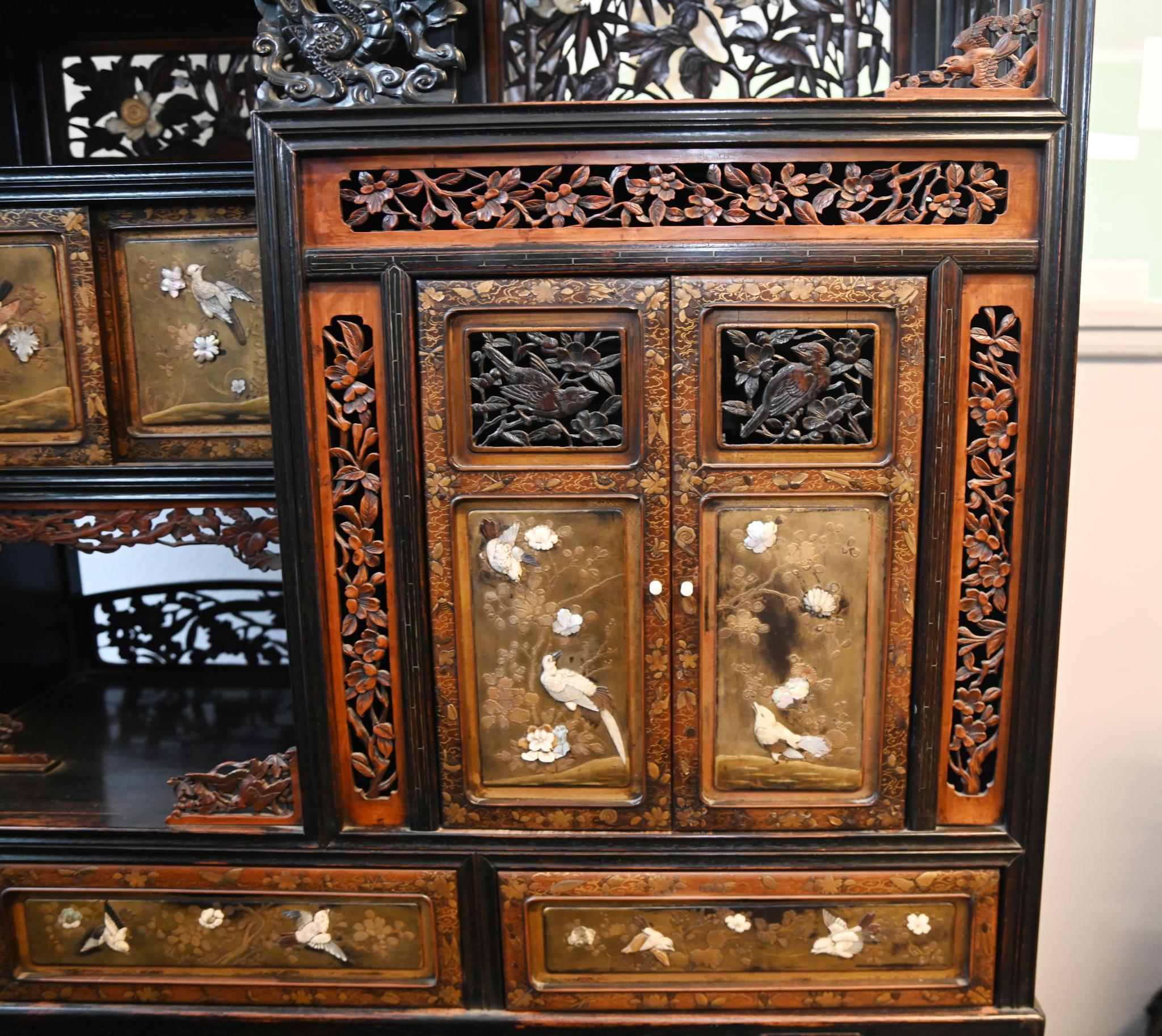 Armadio intarsiato giapponese con cassapanca laccata Santuario Meiji 1860 in vendita 3